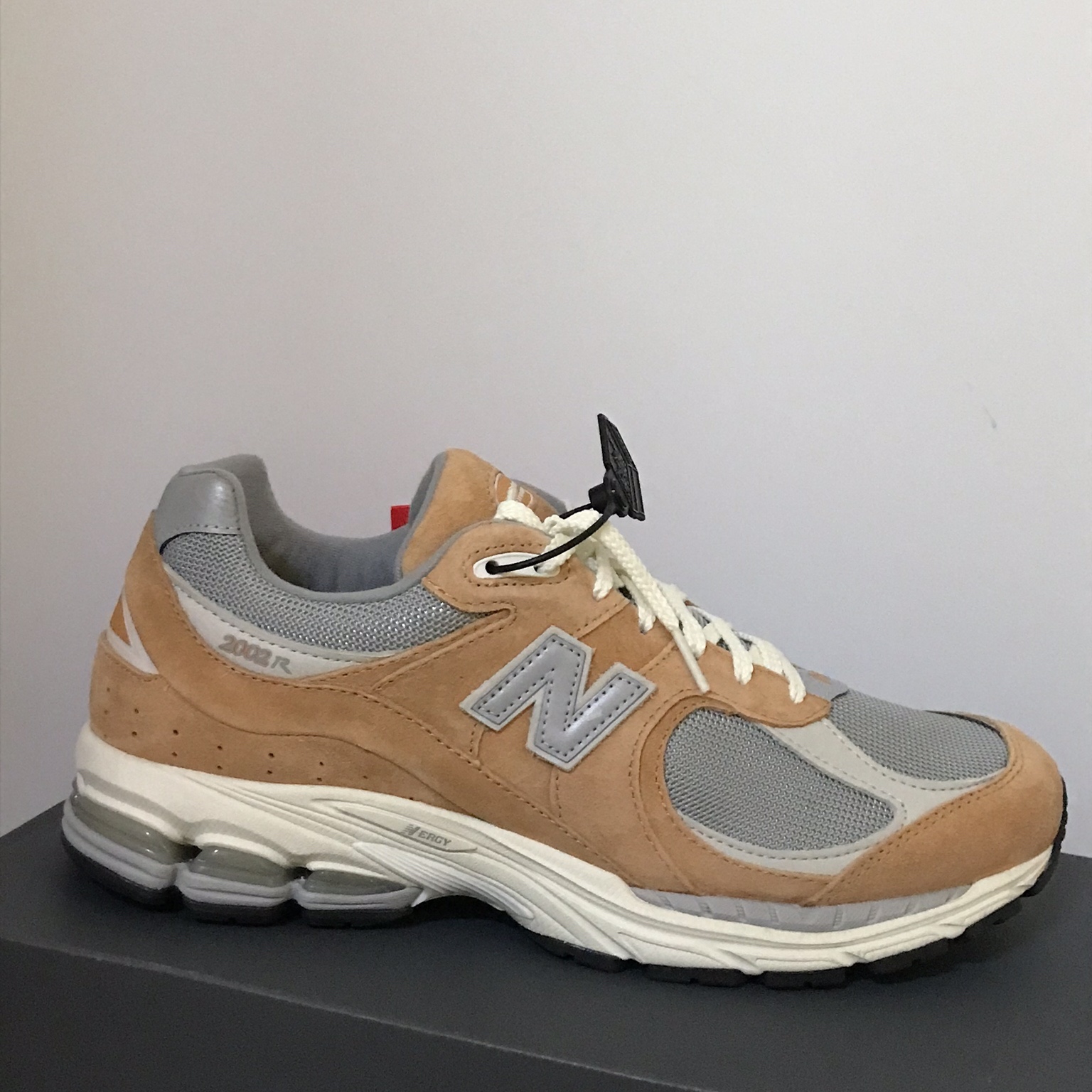 New Balance 2002R Special Vintage Beige 착용 스타일 - 2