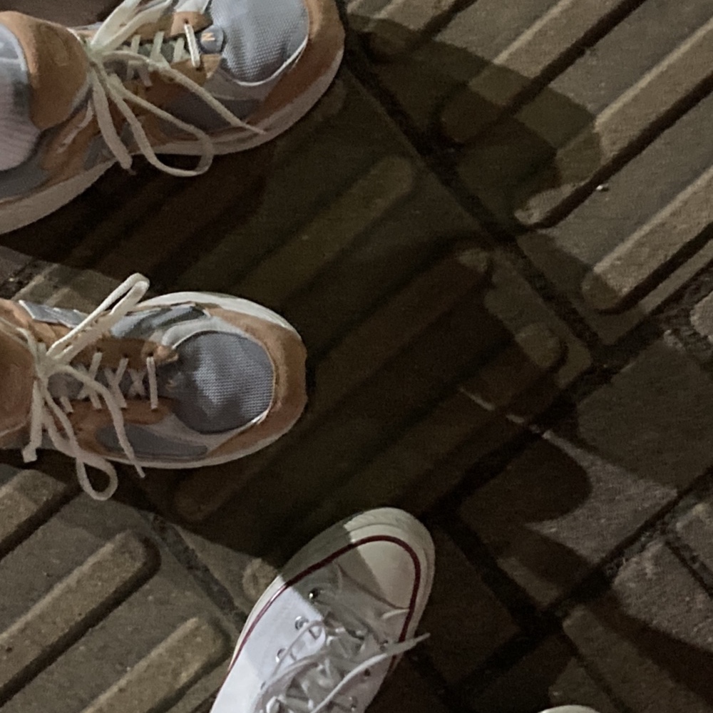 New Balance 2002R Special Vintage Beige 착용 스타일 - 3