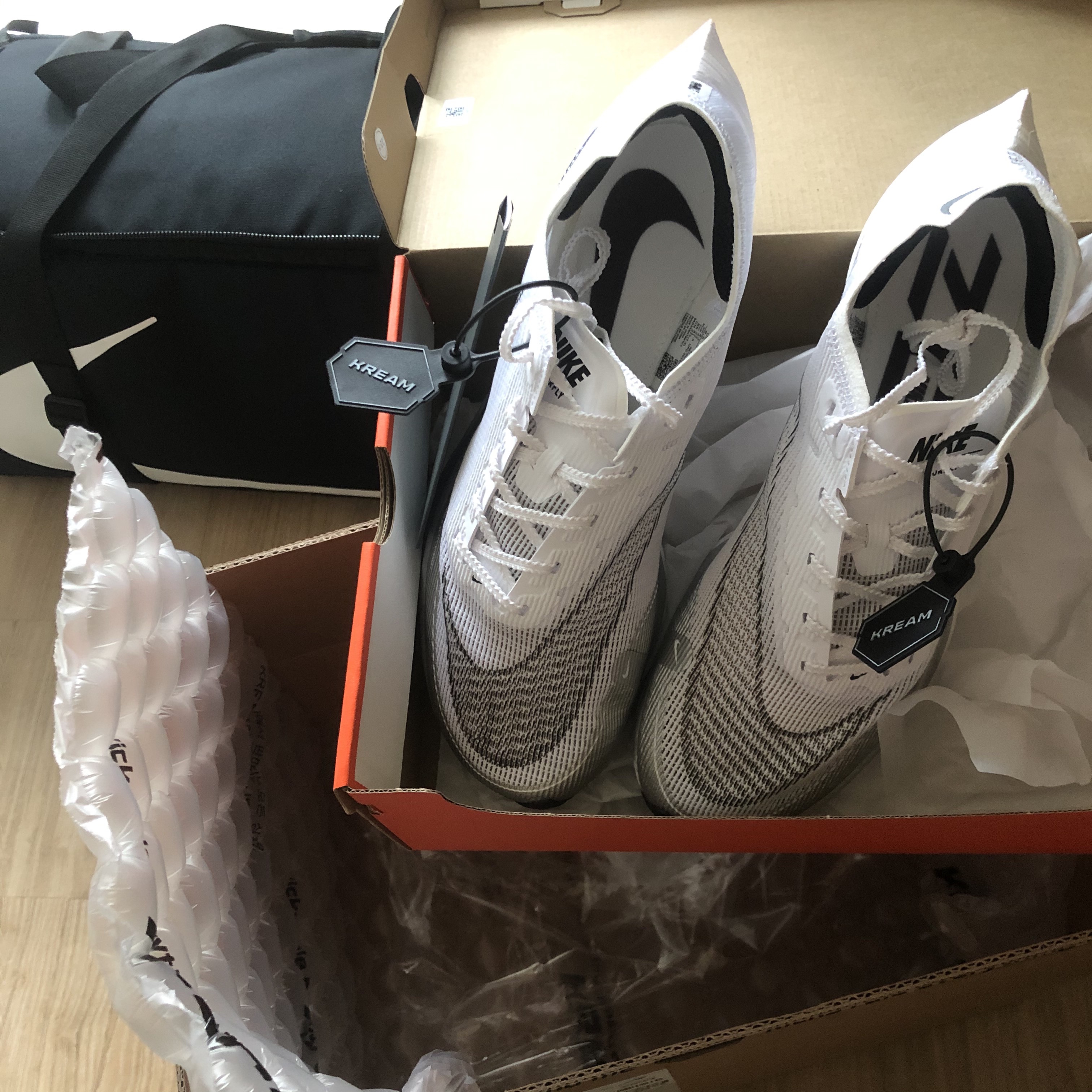 Nike ZoomX Vaporfly Next% 2 White Metallic Silver, Nike x Off-White Duffle Bag Black 착용 스타일