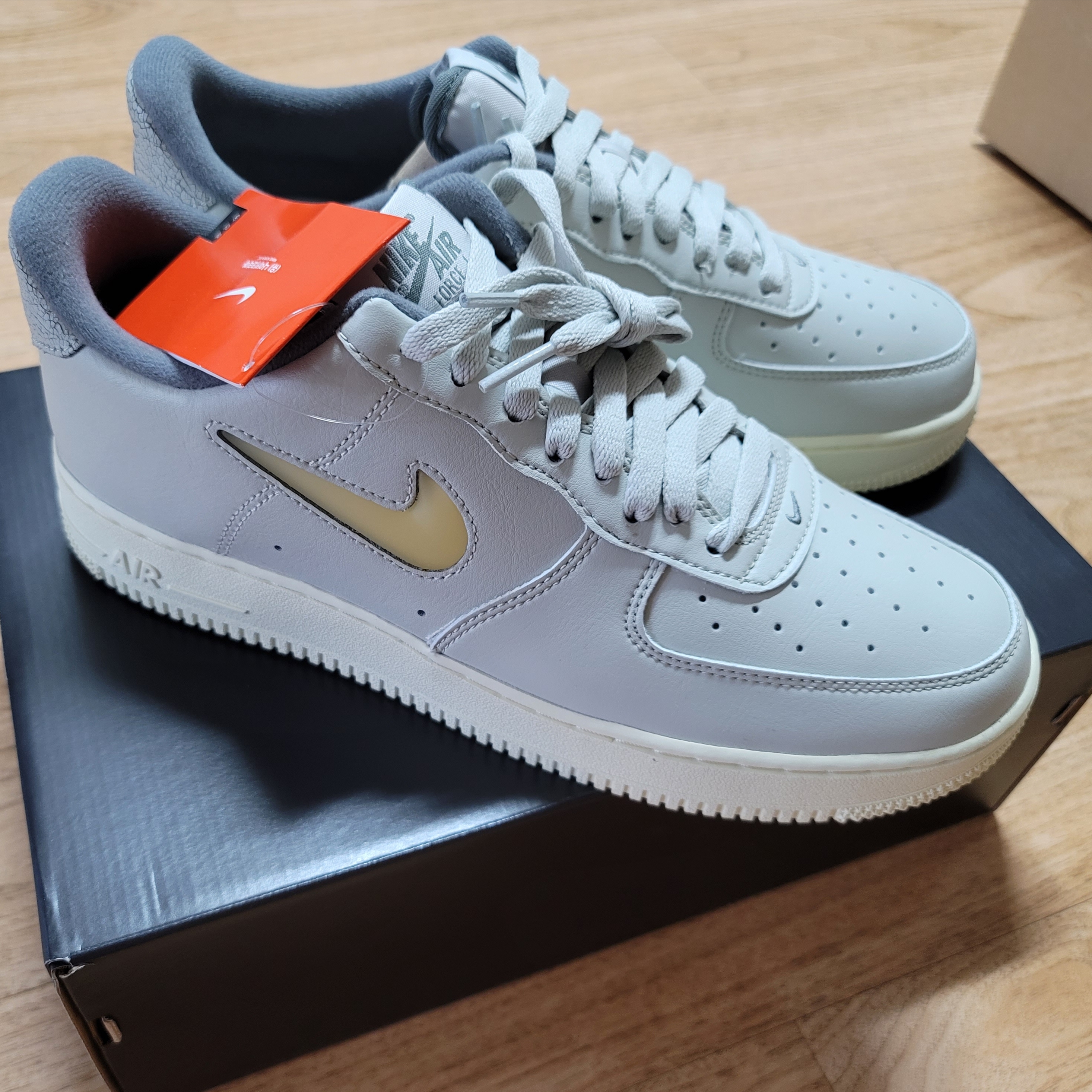 Nike Air Force 1 '07 LX Light Bone and Coconut Milk 착용 스타일 - 3