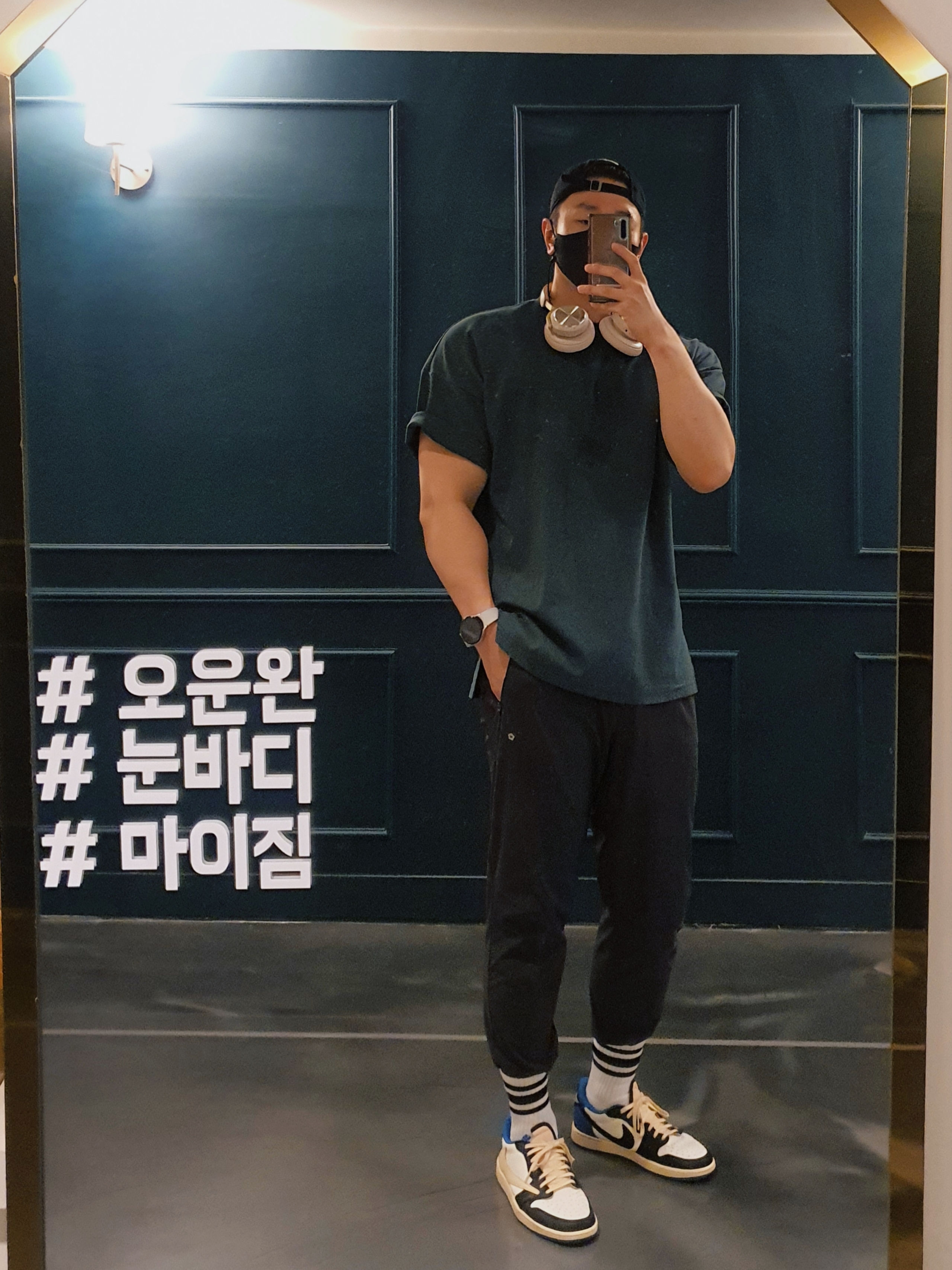 Jordan 1 x Travis Scott x Fragment Retro Low OG SP Military Blue, Bang & Olufsen Beoplay HX Sand (Korean Ver.) 착용 스타일 - 1