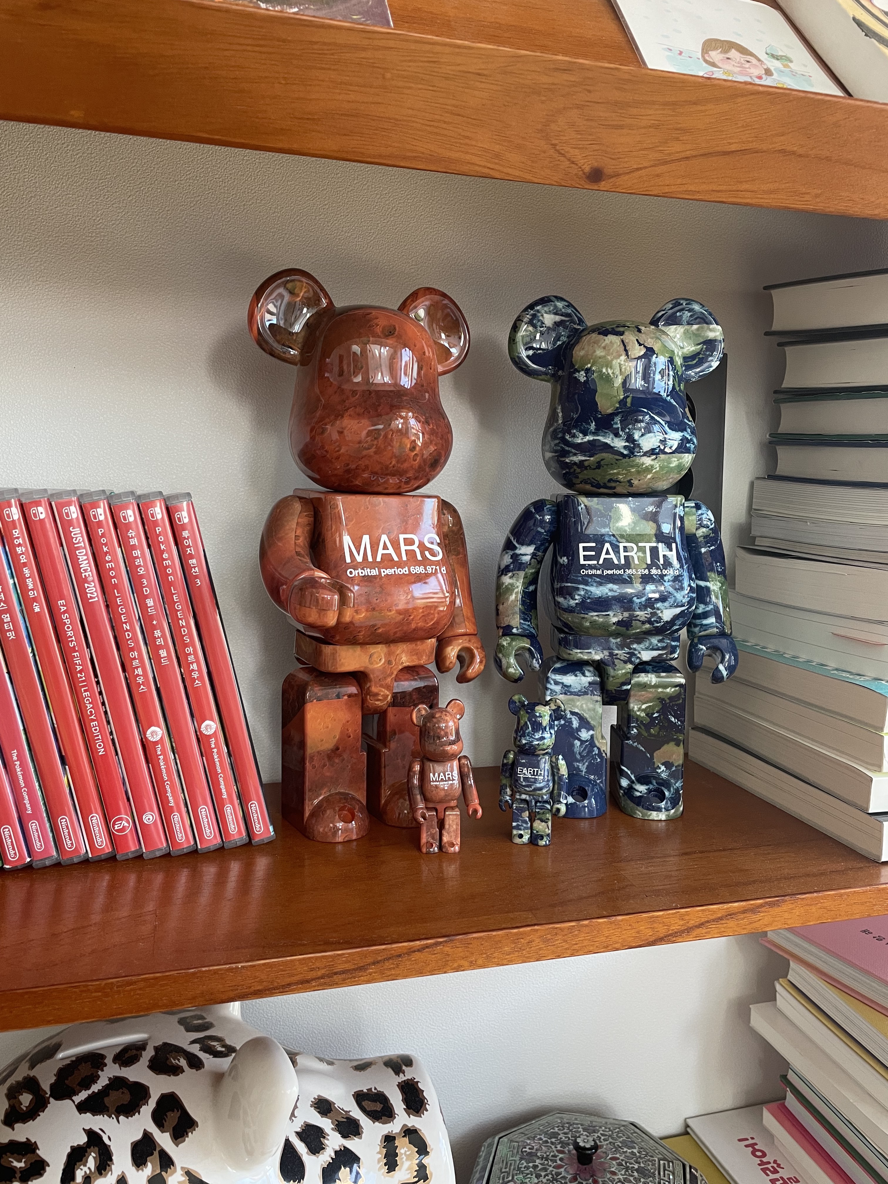 Bearbrick 25th Anniversary Exhibition Earth 100% & 400% Set, Bearbrick Exhibition 2020 In Virtual Mars 100% & 400% Set 착용 스타일