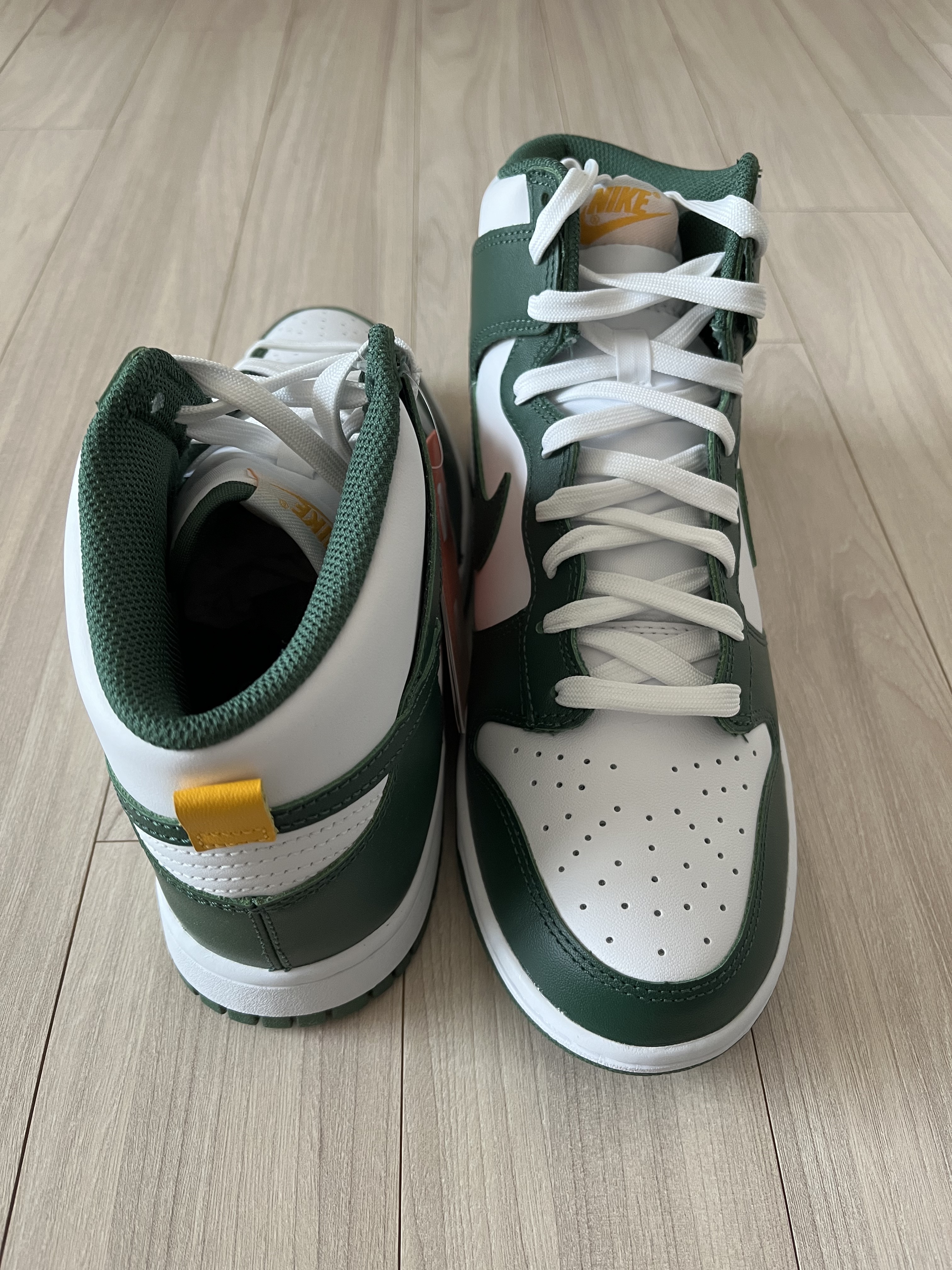 Nike Dunk High Retro Noble Green 착용 스타일 - 2