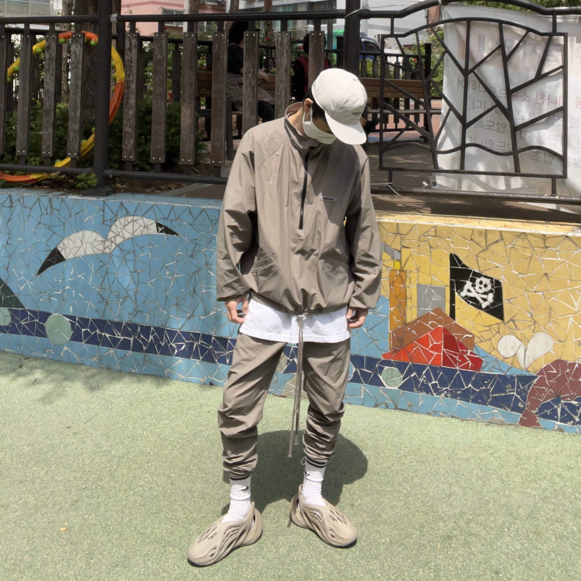 Adidas Yeezy Foam RNNR Stone Sage, Essentials Track Pants Cement - 20FW 착용 스타일