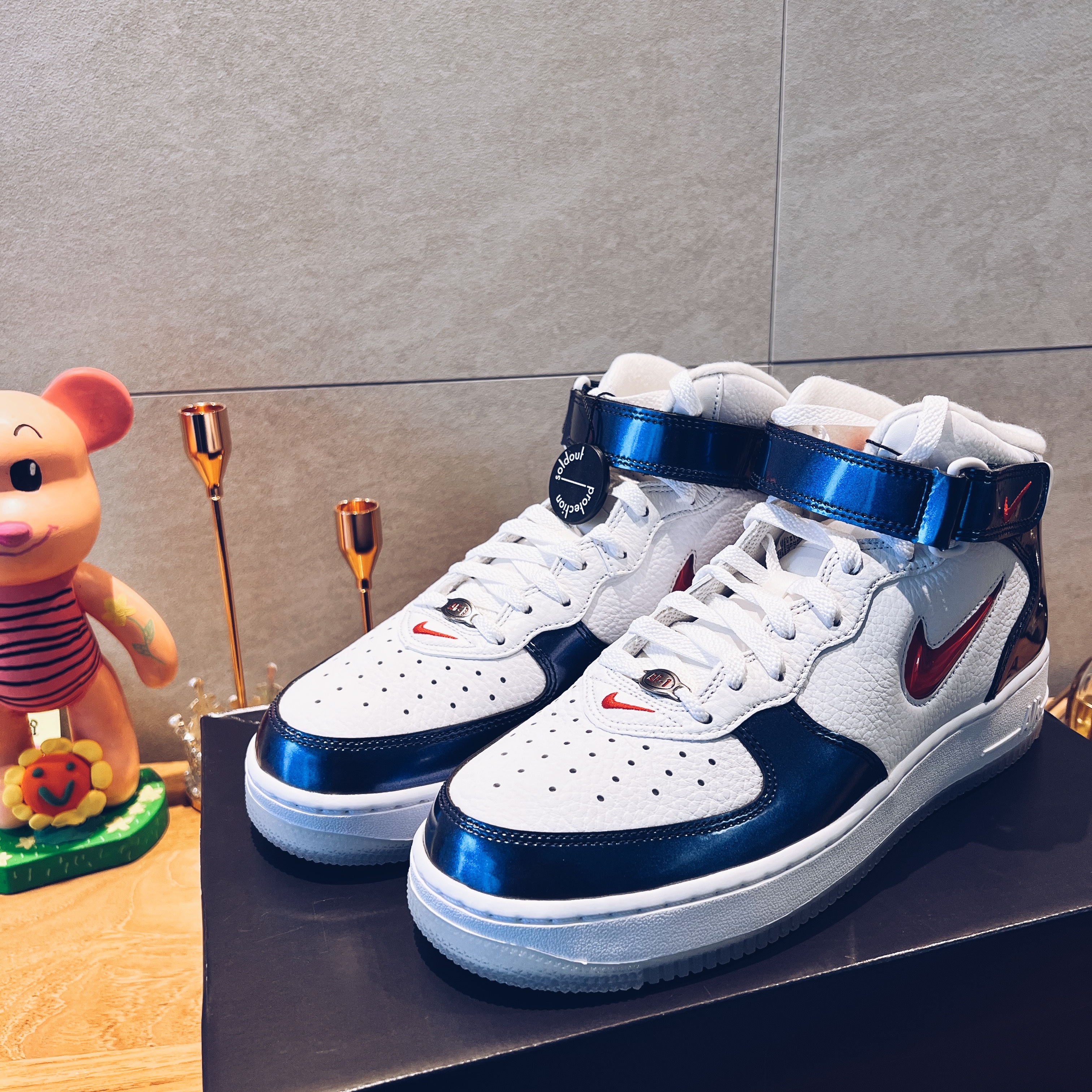 Nike Air Force 1 Mid QS University Red and Midnight Navy 착용 스타일