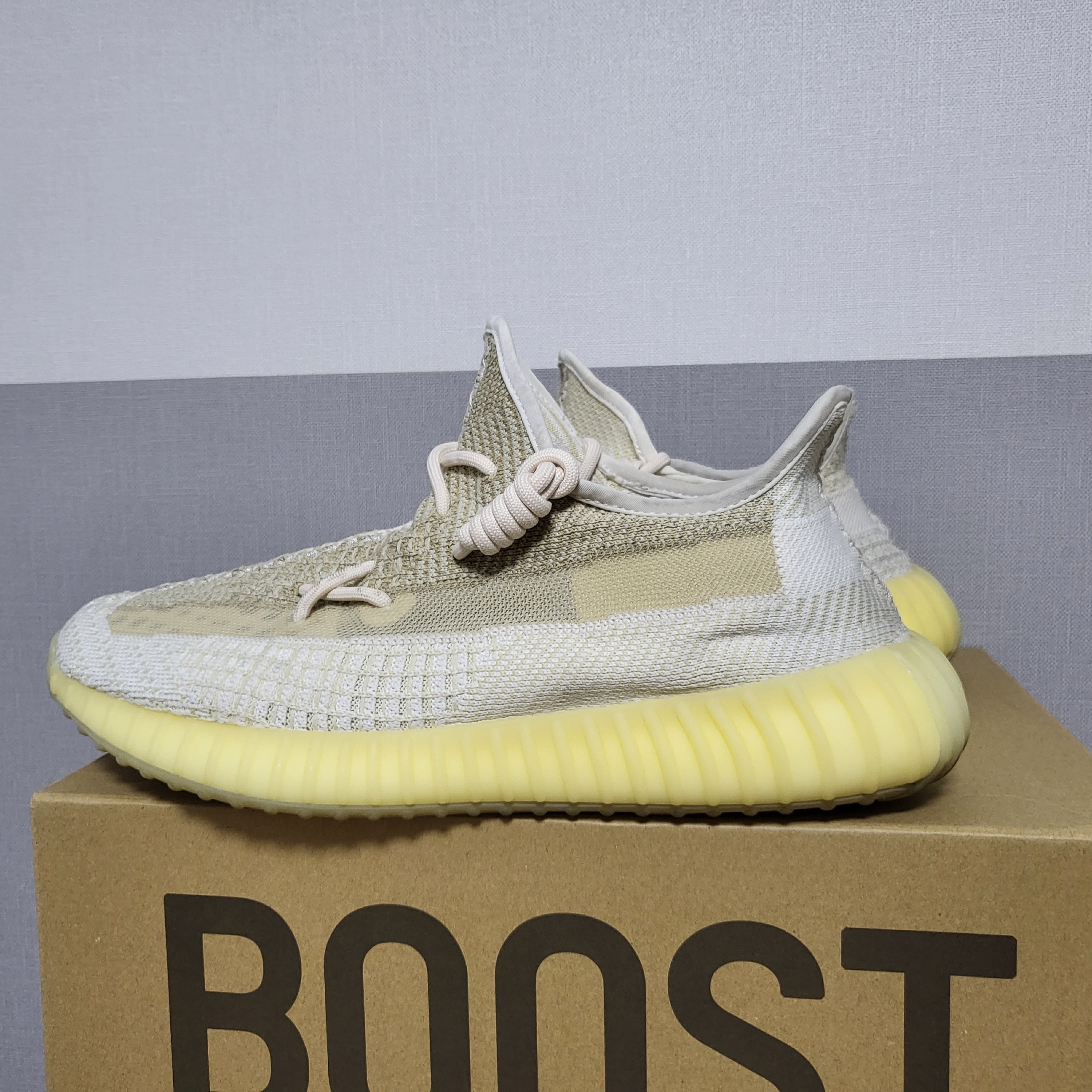 Adidas Yeezy Boost 350 V2 Natural 착용 스타일 - 2