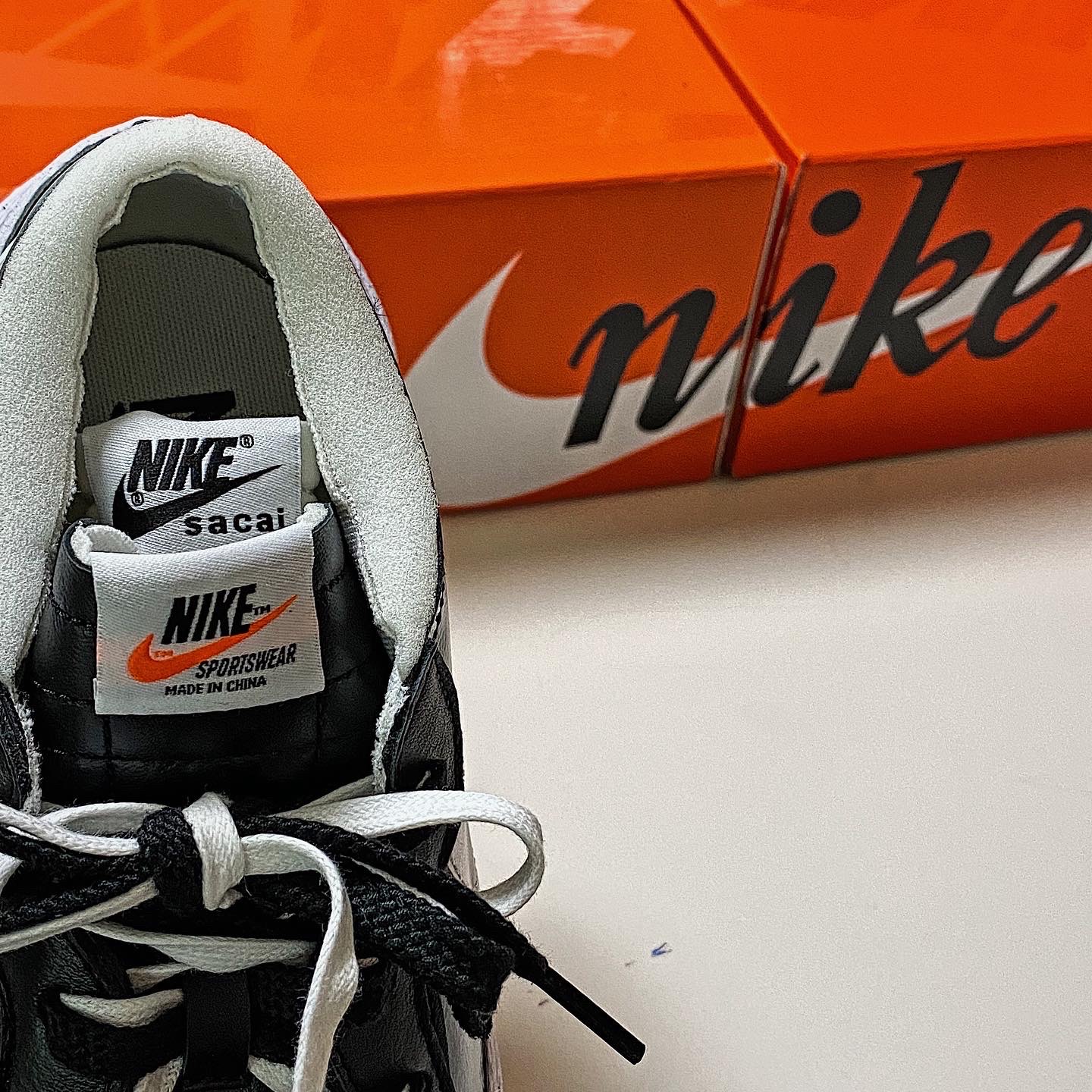 Nike x Sacai Blazer Low Black Patent Leather, Nike x Sacai Blazer Low White Patent Leather 착용 스타일 - 3