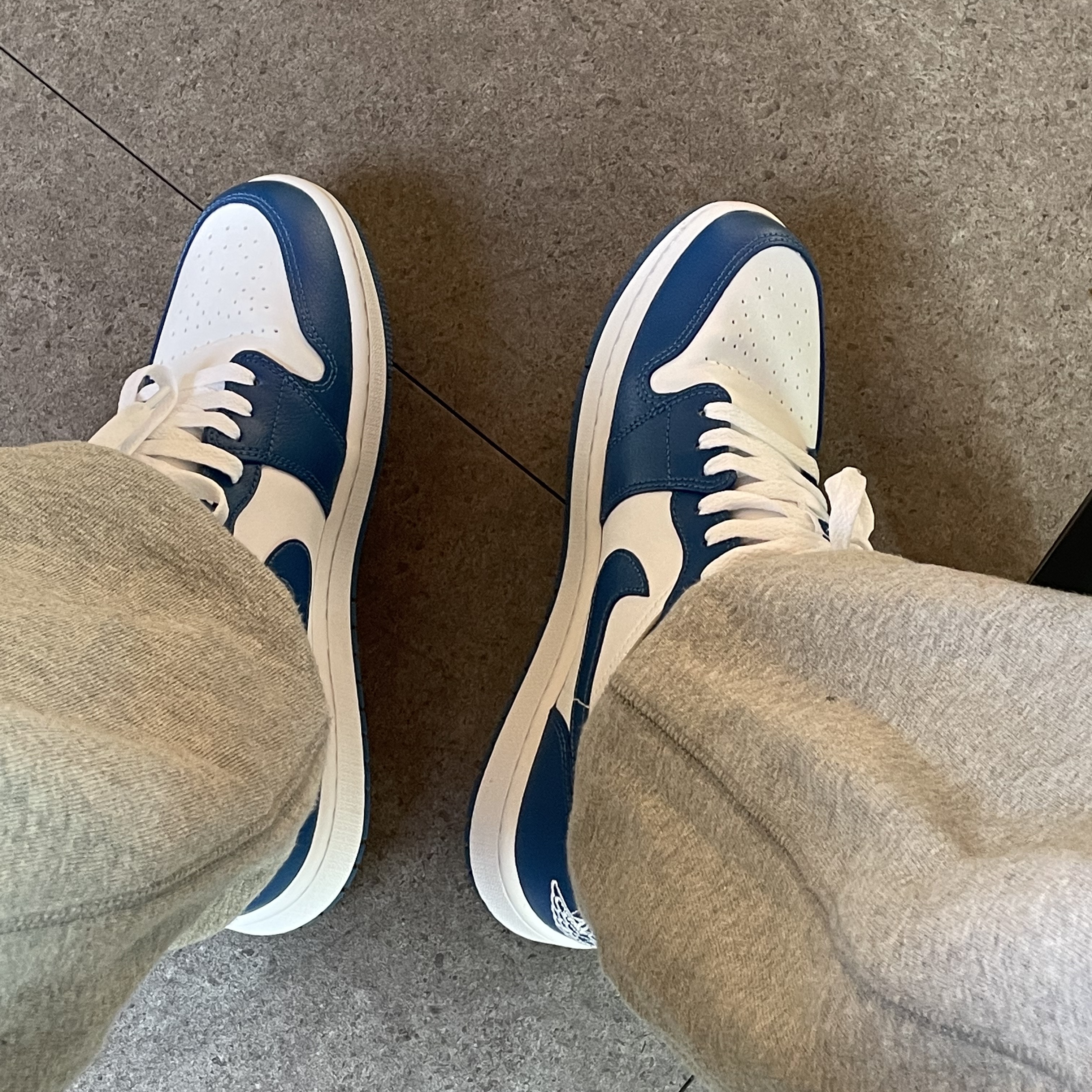 (W) Jordan 1 Low White Dark Marina Blue 착용 스타일 - 1