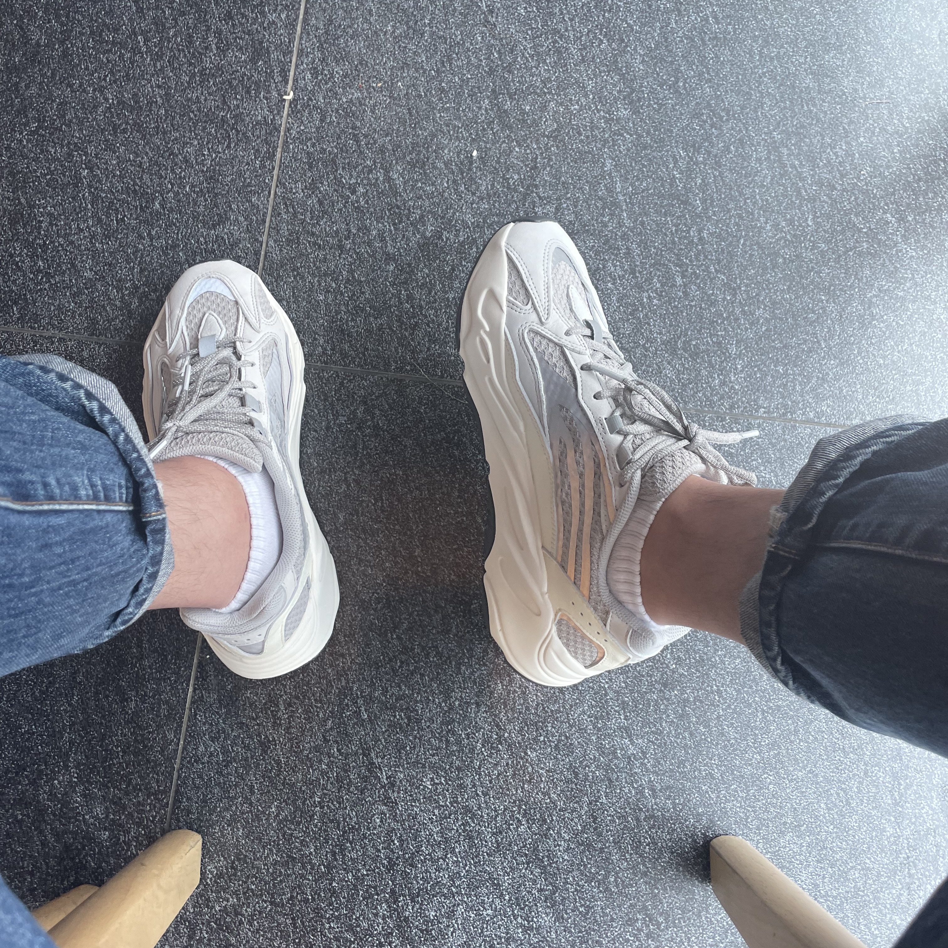 Adidas Yeezy Boost 700 V2 Static 2022 착용 스타일
