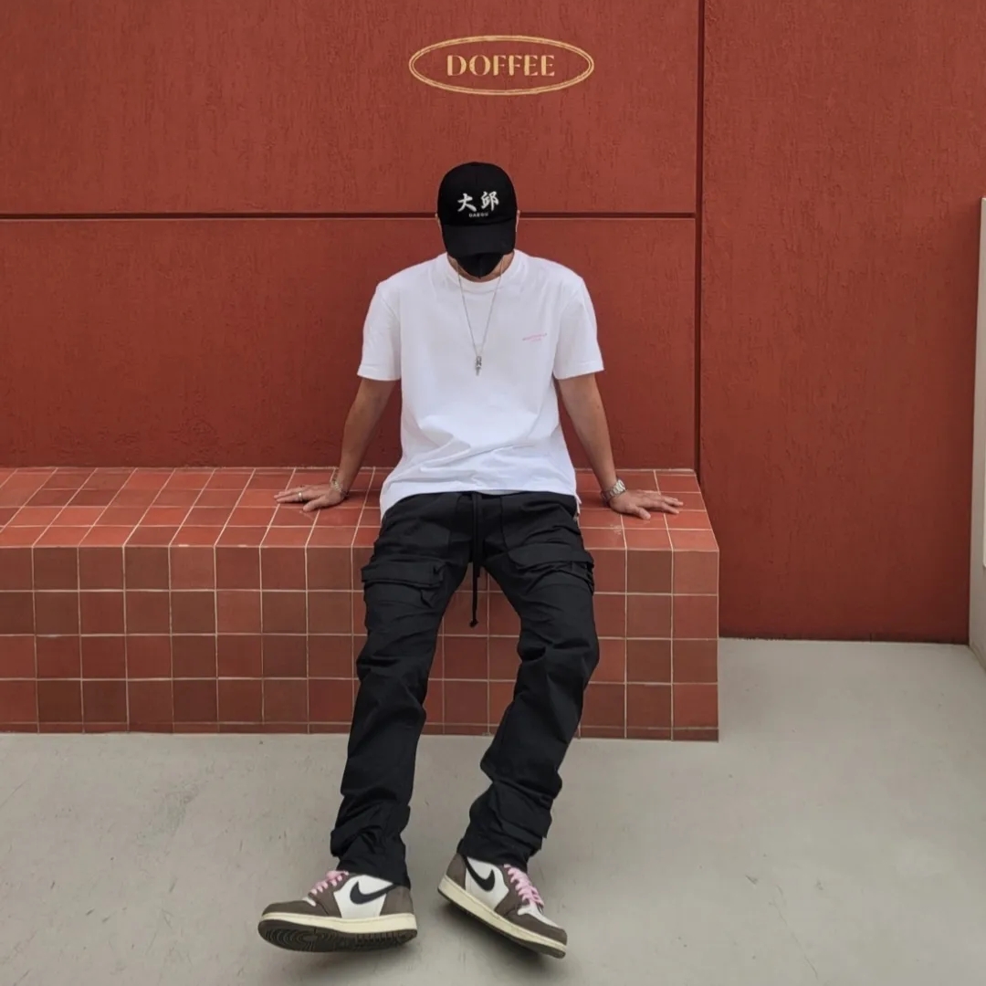 Darkr8m Studio x Eplc Daegu Silver Logo Cap, Jordan 1 x Travis Scott Retro High OG SP Mocha 착용 스타일
