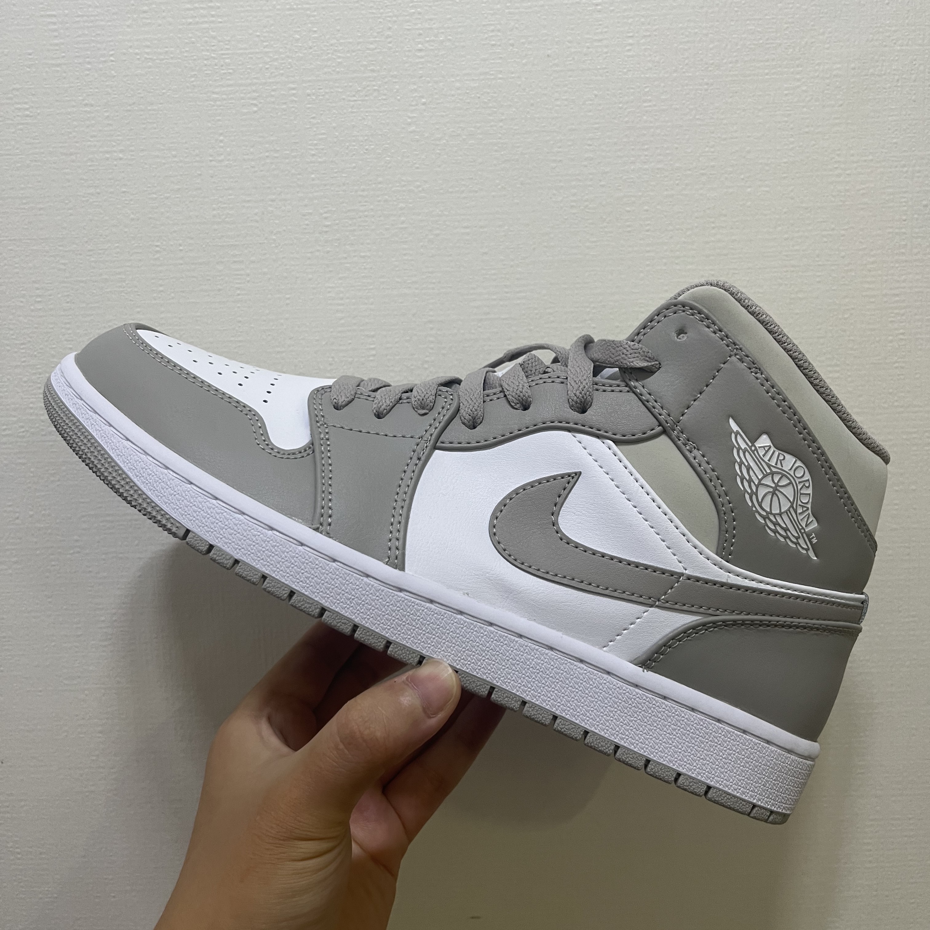 Jordan 1 Mid College Grey 착용 스타일