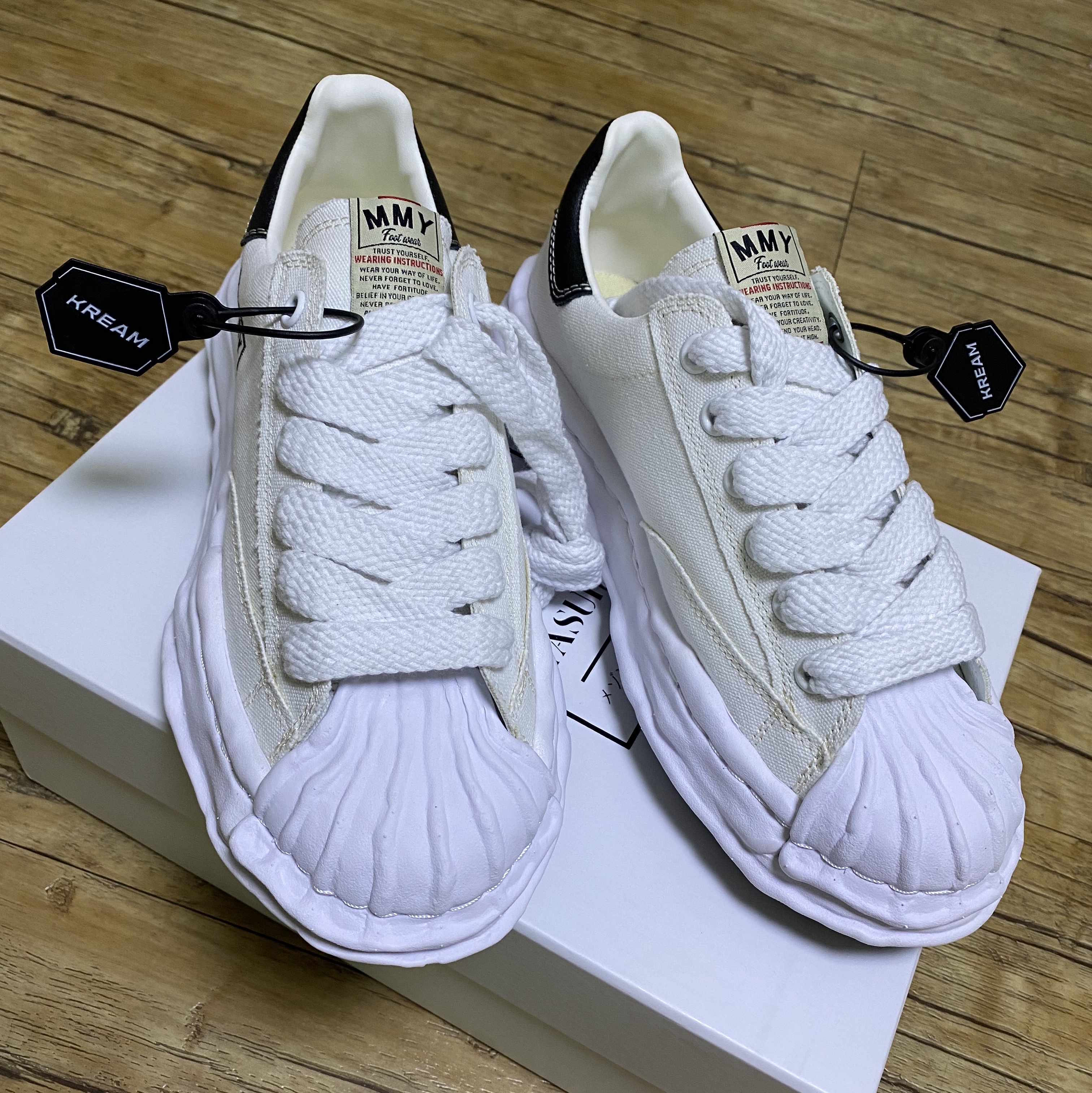 Maison Mihara Yasuhiro Blakey OG Sole Canvas Low-top Sneakers White 착용 스타일