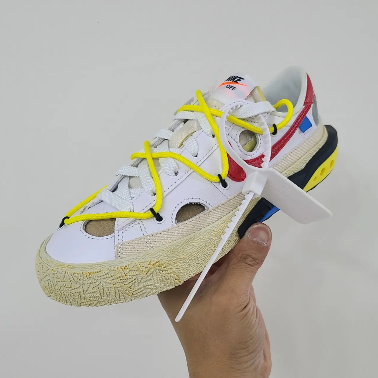 Nike x Off-White Blazer Low '77 White and University Red 착용 스타일 - 1