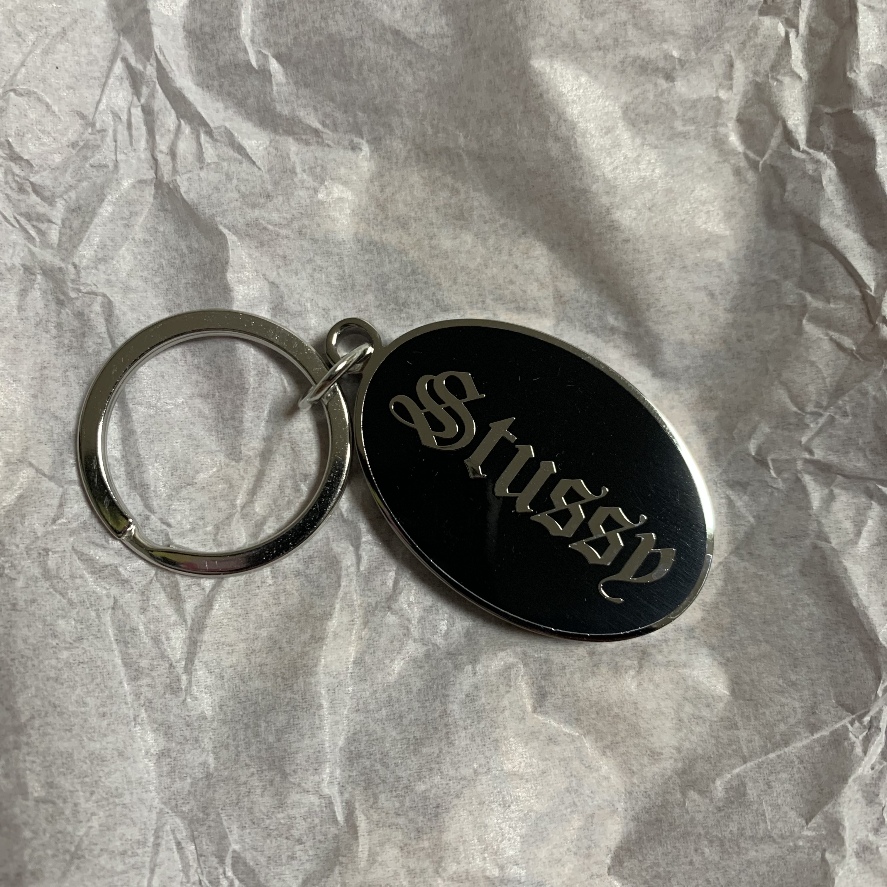 Stussy O.E. Badge Keychain 착용 스타일
