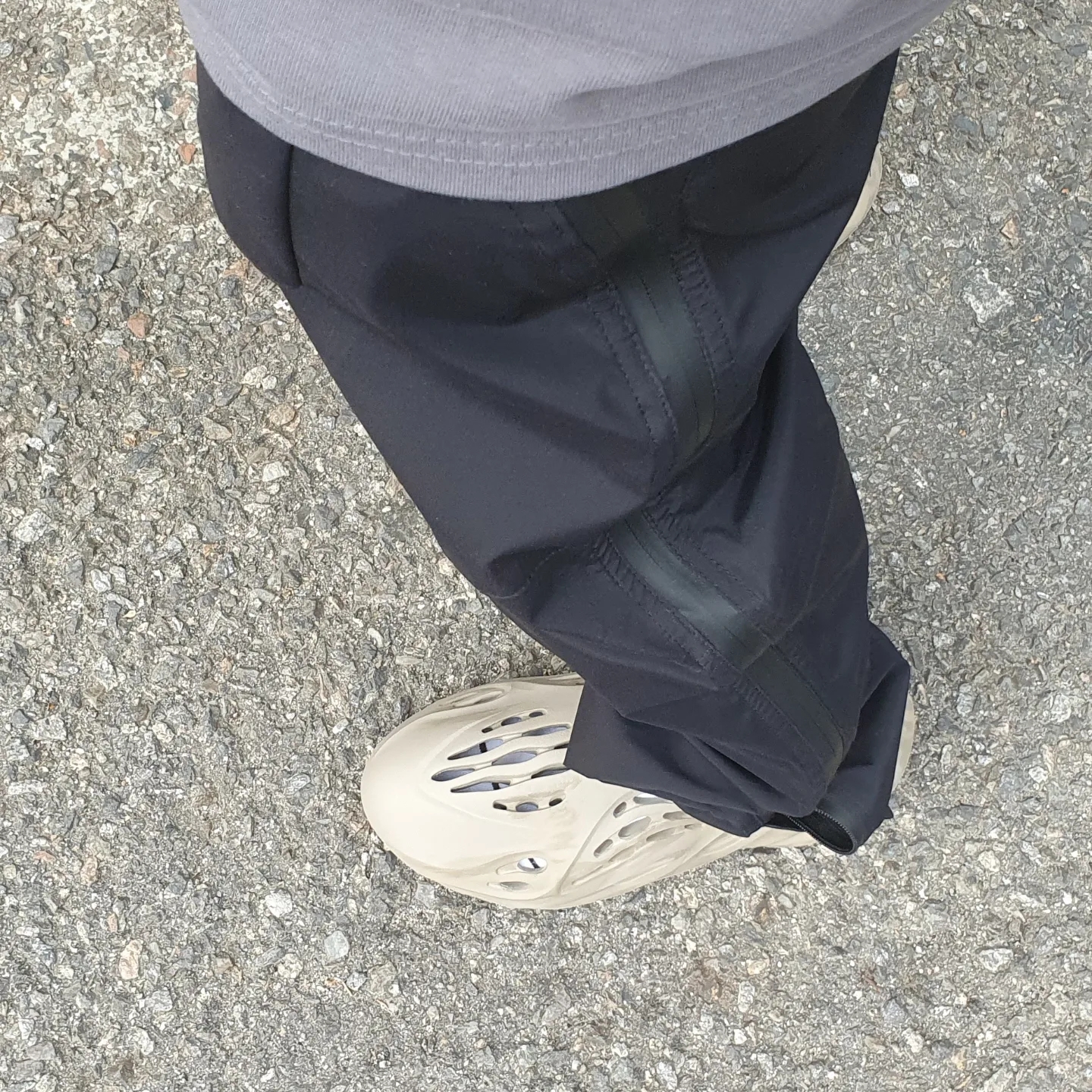 Adidas Yeezy Foam RNNR Stone Sage 착용 스타일
