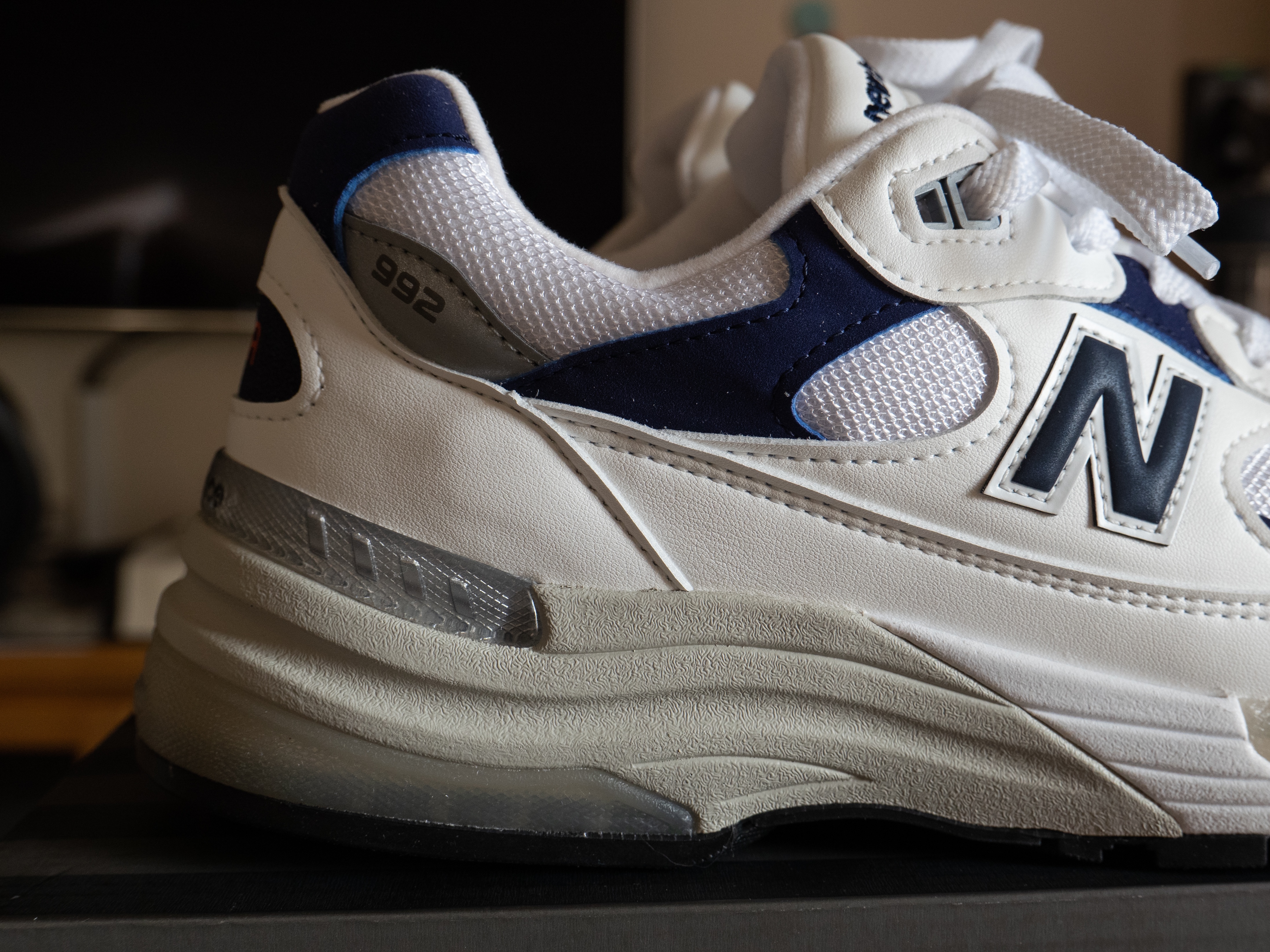 New Balance 992 Made in USA White Navy 착용 스타일 - 3