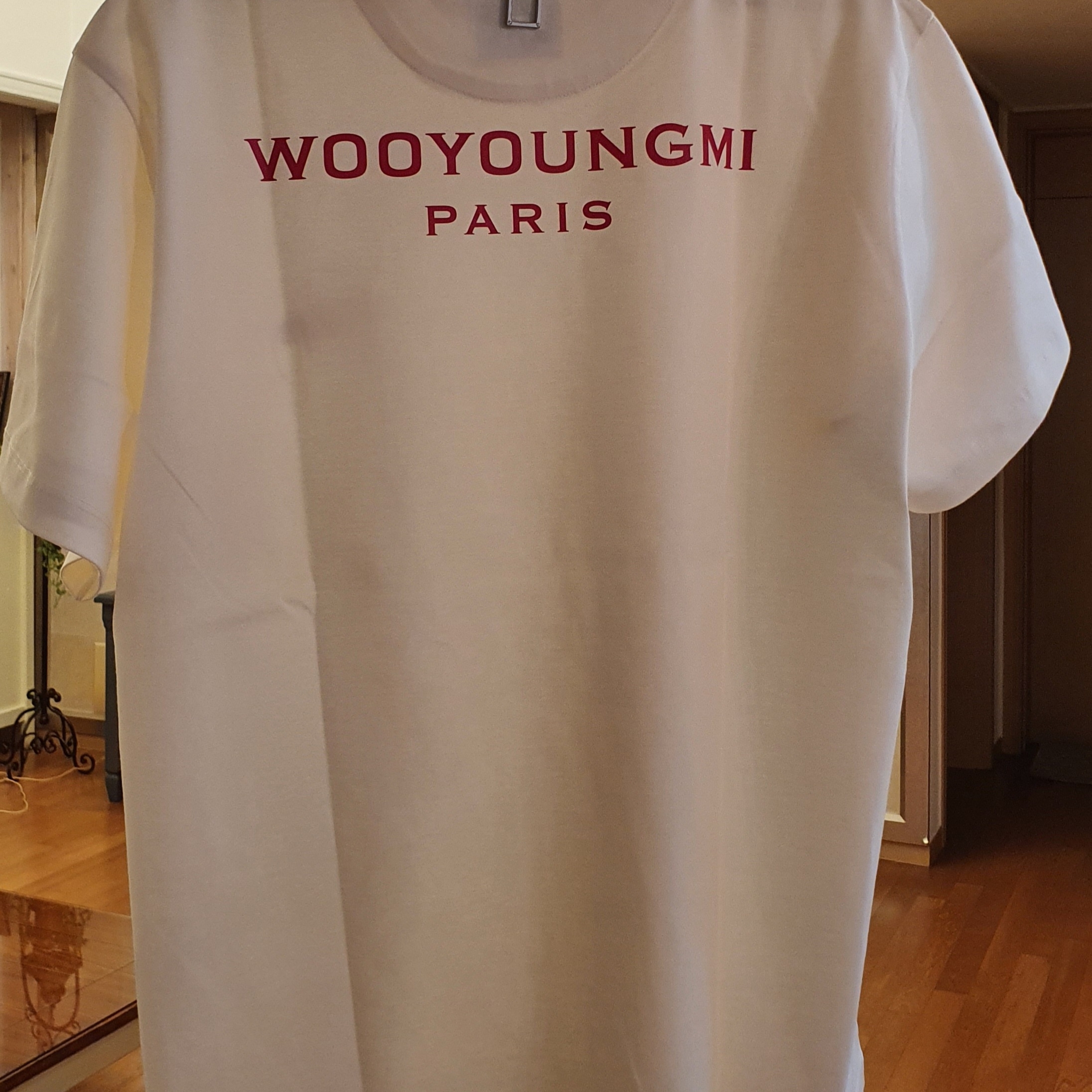 Wooyoungmi Red Back Logo T-Shirt Ivory - 22SS 착용 스타일 - 1