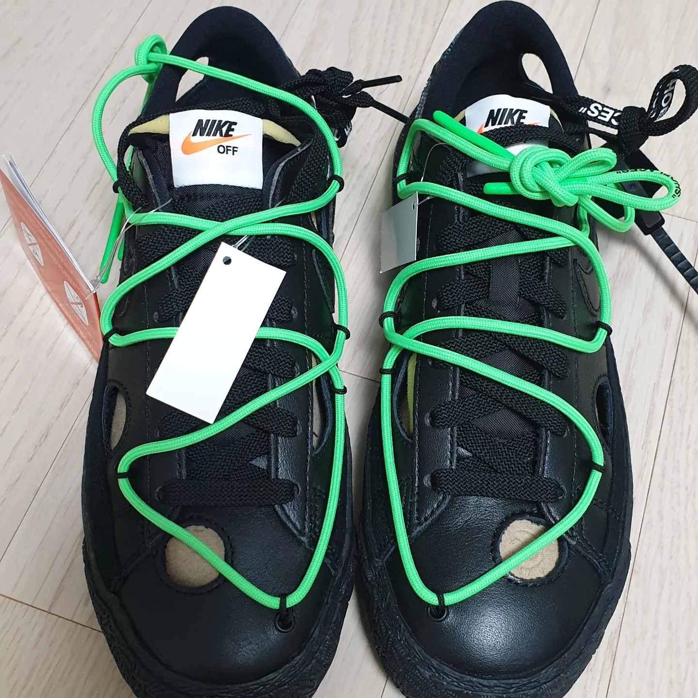 Nike x Off-White Blazer Low '77 Black and Electro Green 착용 스타일
