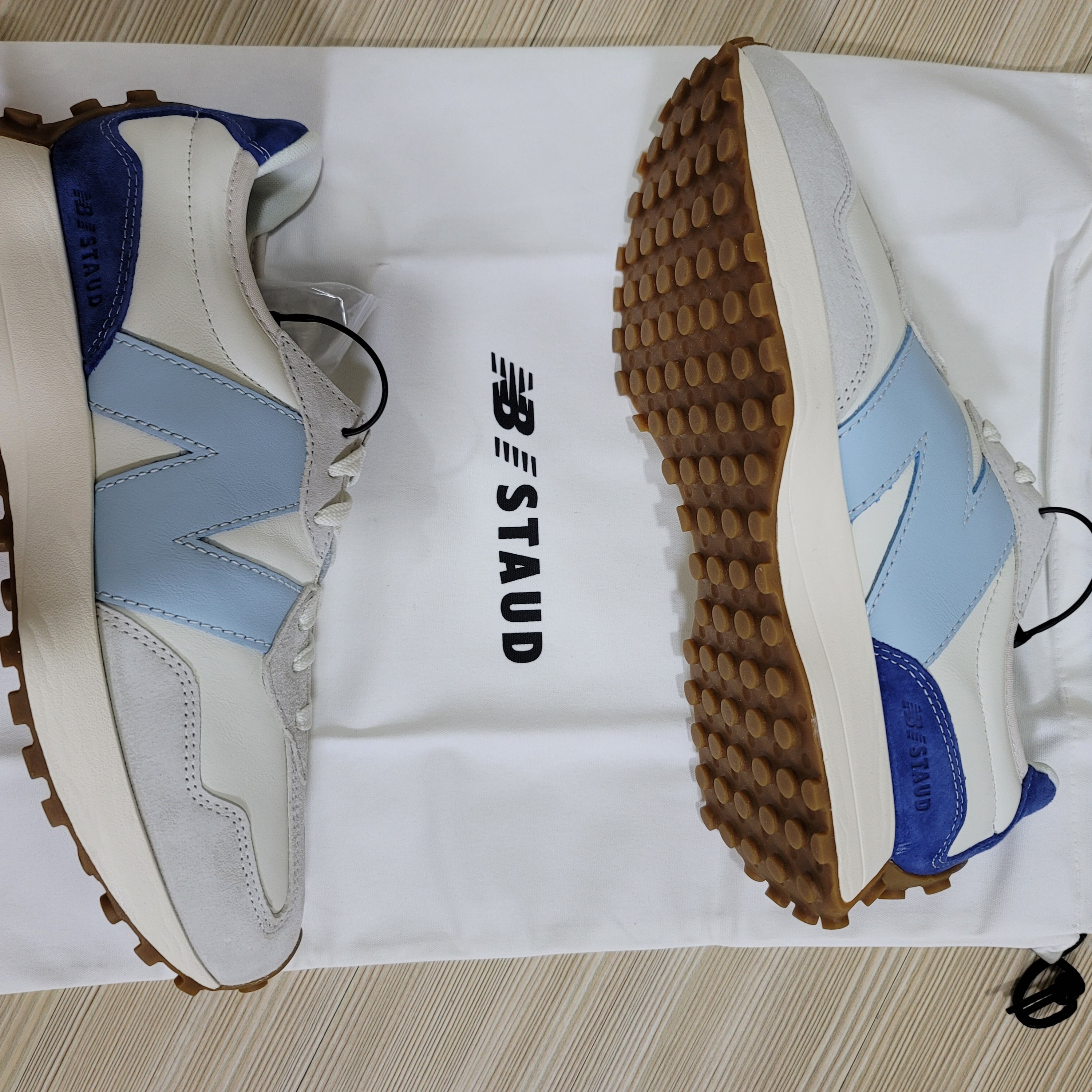 New Balance x Staud 327 Sea Salt Atlantic 착용 스타일 - 4