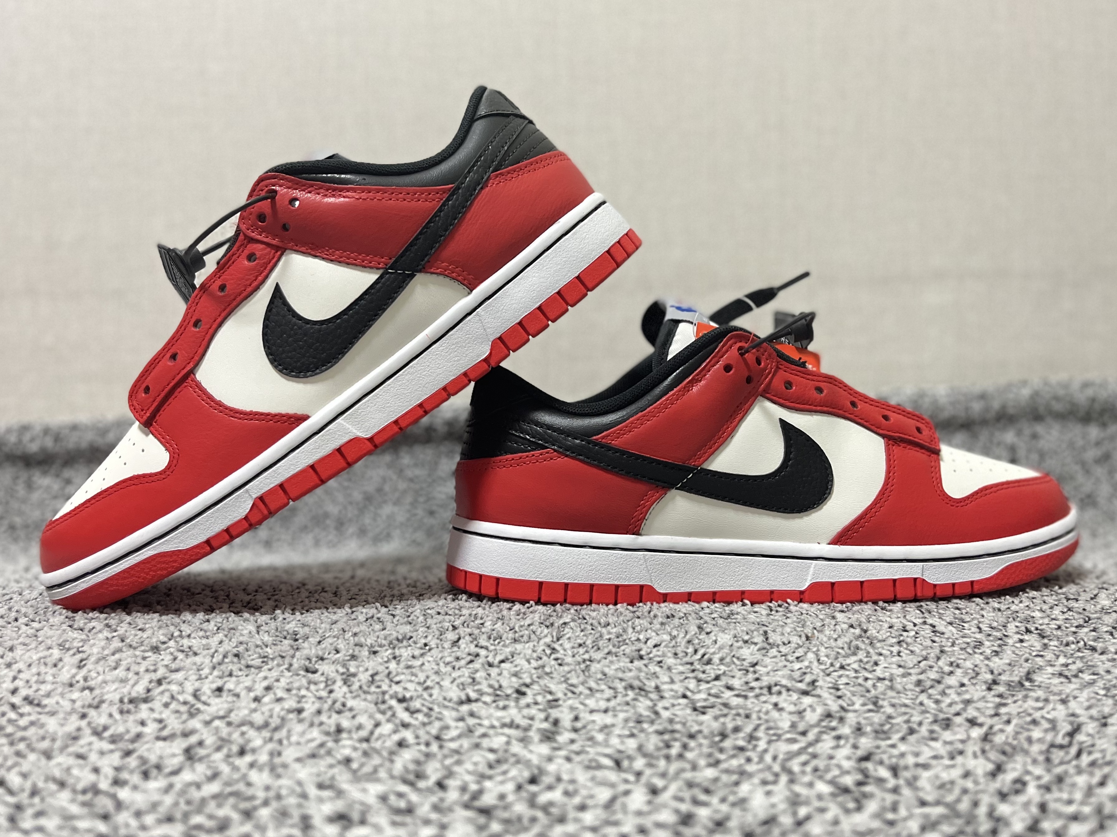 Nike x NBA Dunk Low Retro EMB Black and Chile Red, (GS) Nike x NBA Dunk Low Black and Chile Red 착용 스타일 - 3