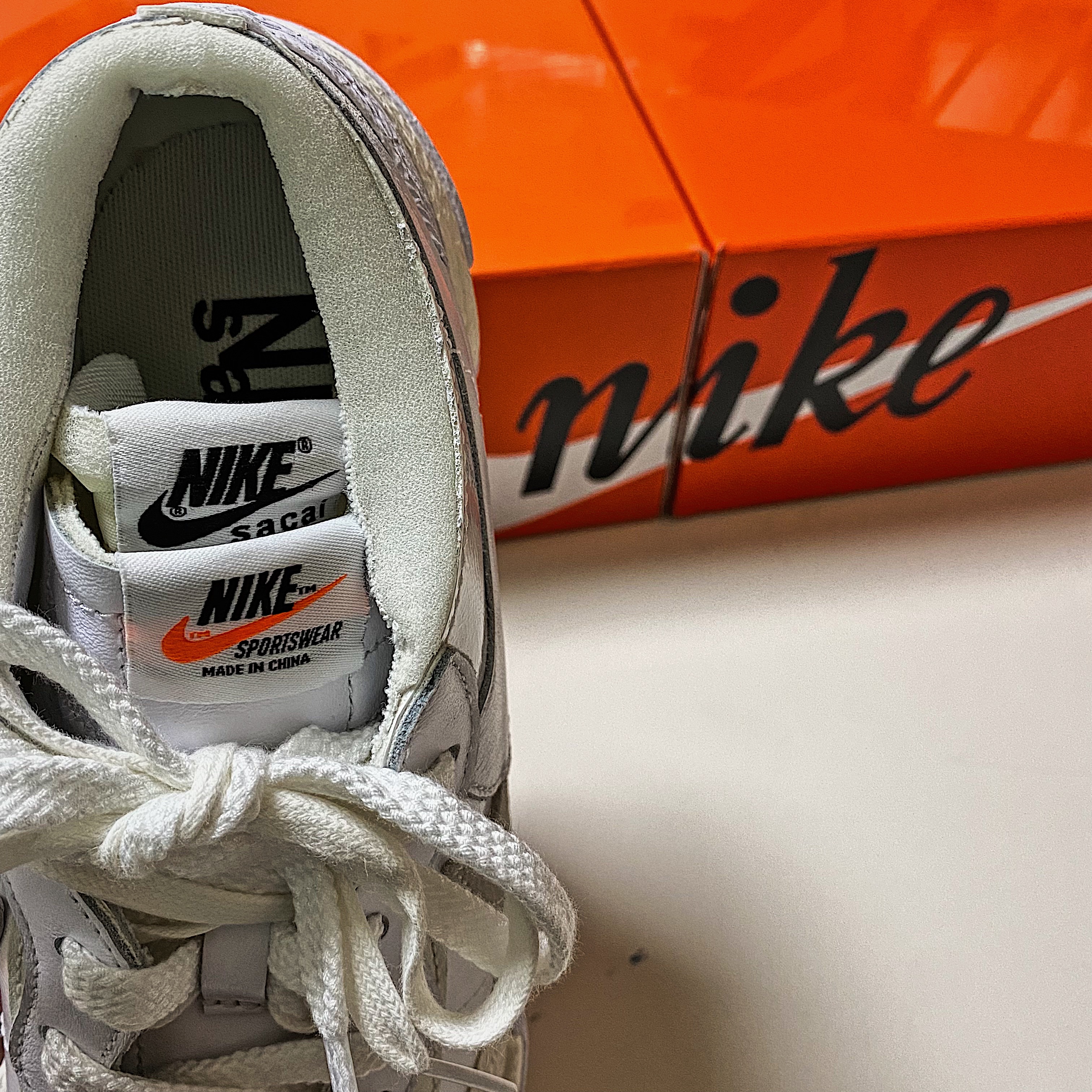 Nike x Sacai Blazer Low White Patent Leather, Nike x Sacai Blazer Low Black Patent Leather 착용 스타일 - 3