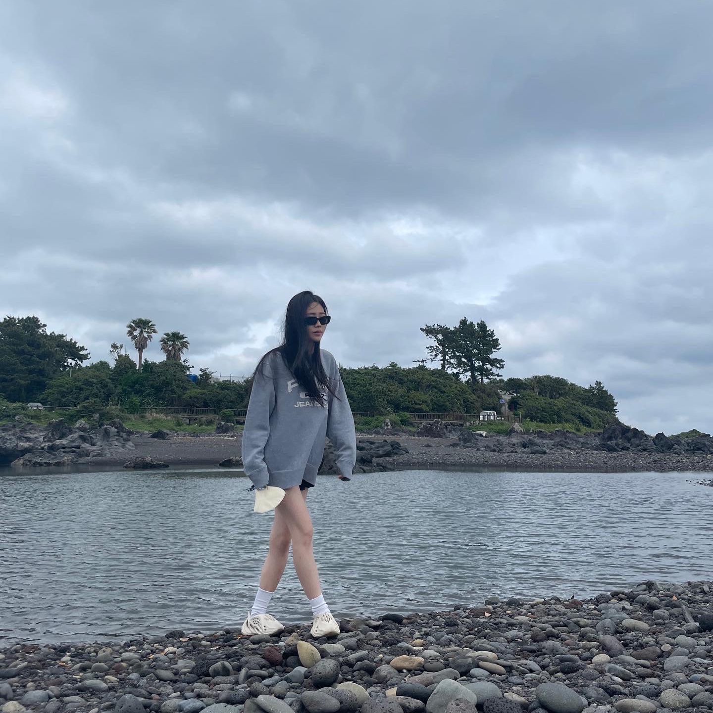Adidas Yeezy Foam RNNR Sand 착용 스타일 - 2