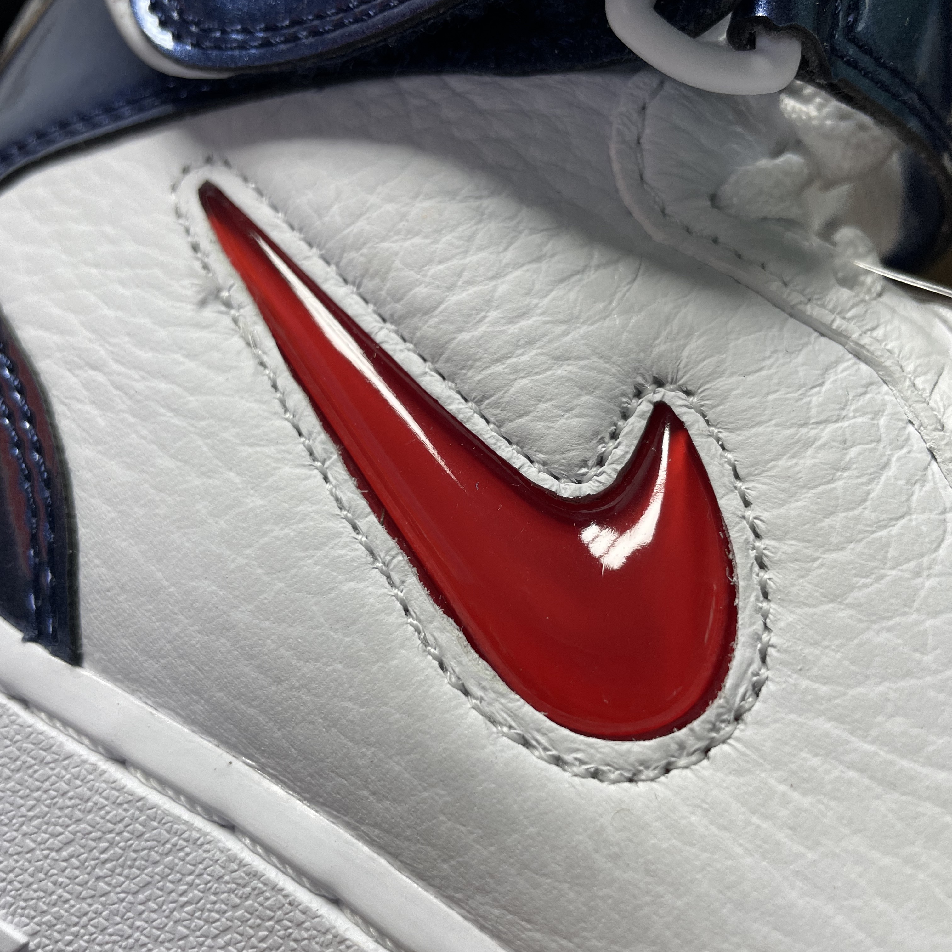 Nike Air Force 1 Mid QS University Red and Midnight Navy 착용 스타일 - 2
