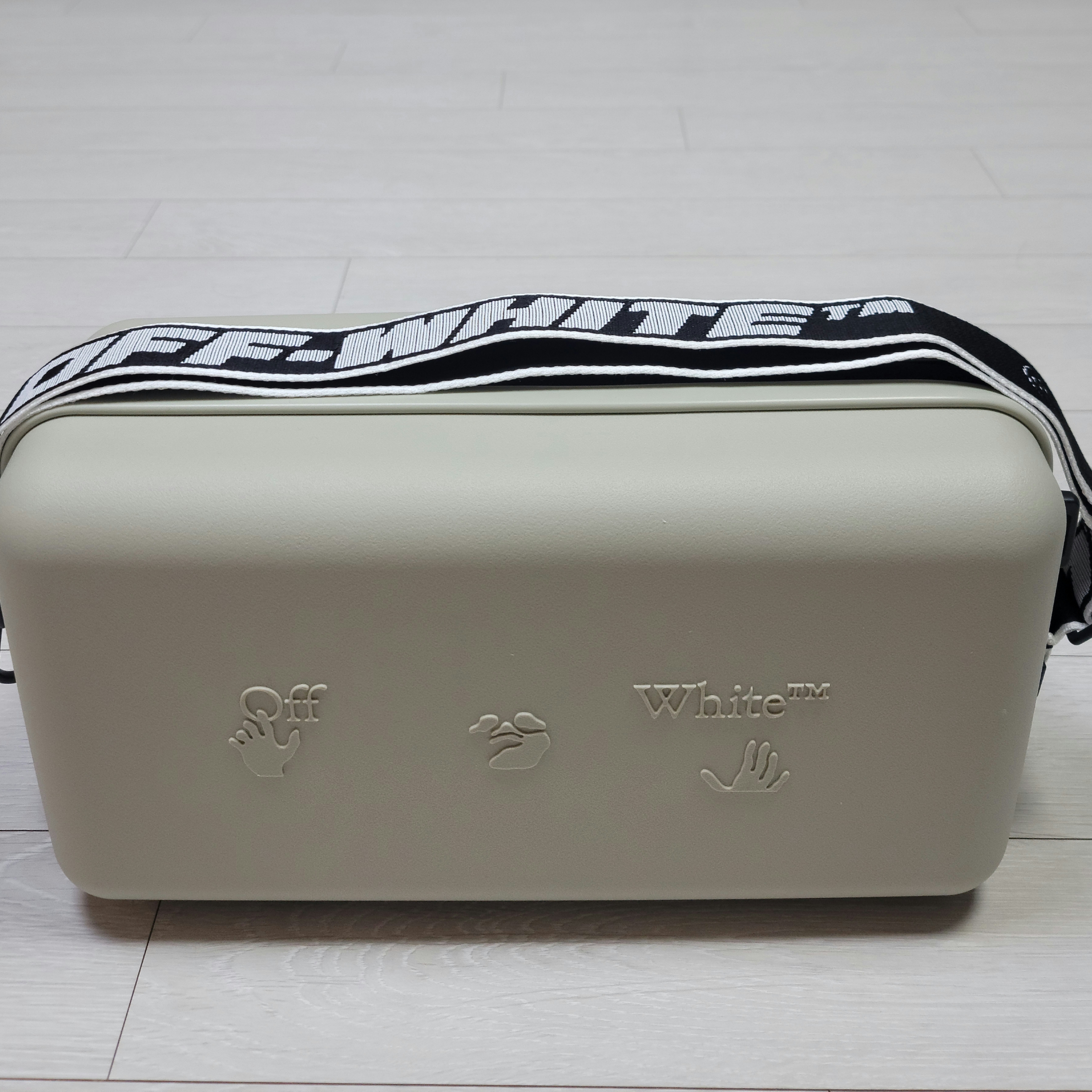 Off-White x Amore Pacific Protection Box (Without Cosmetics) 착용 스타일 - 5