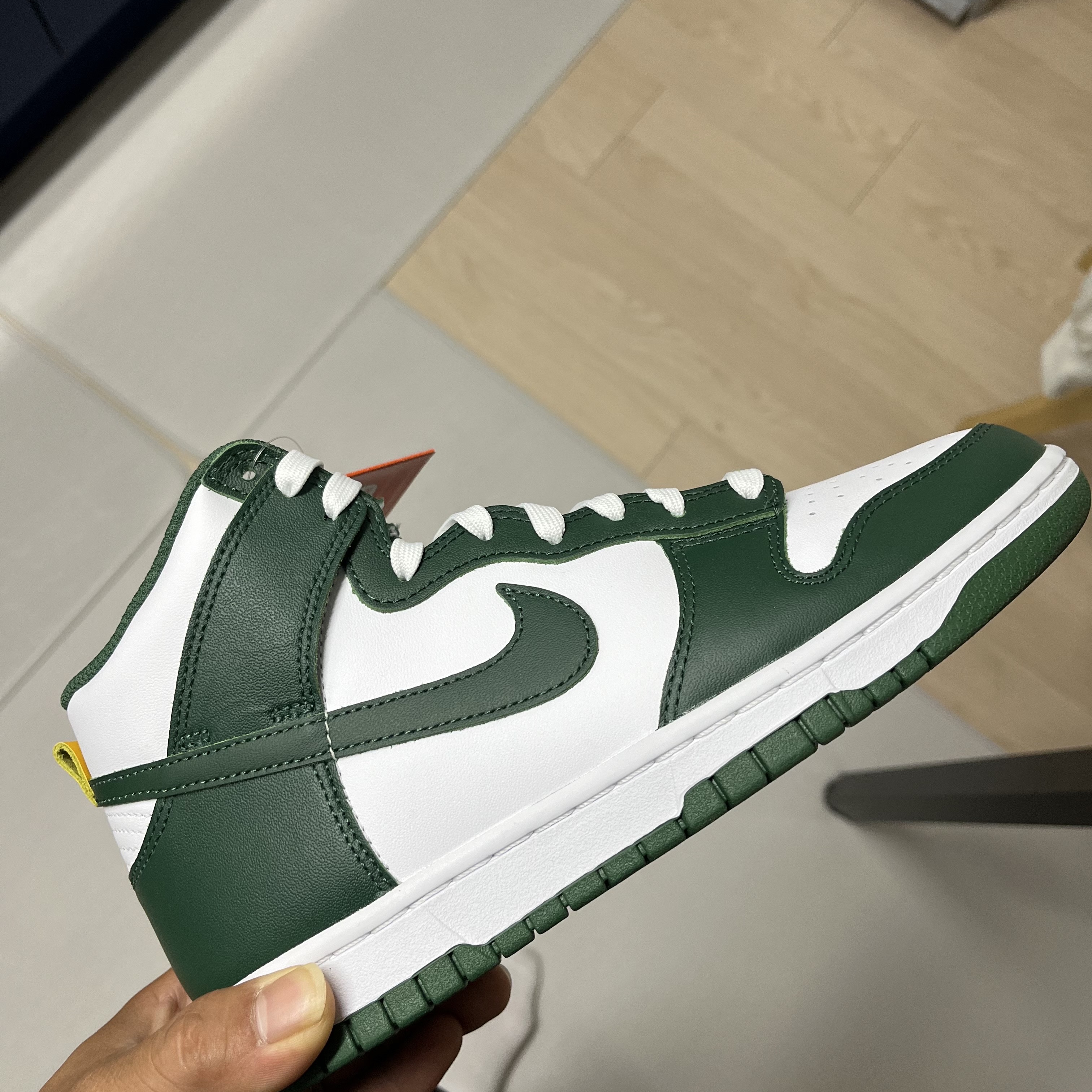 Nike Dunk High Retro Noble Green 착용 스타일 - 3