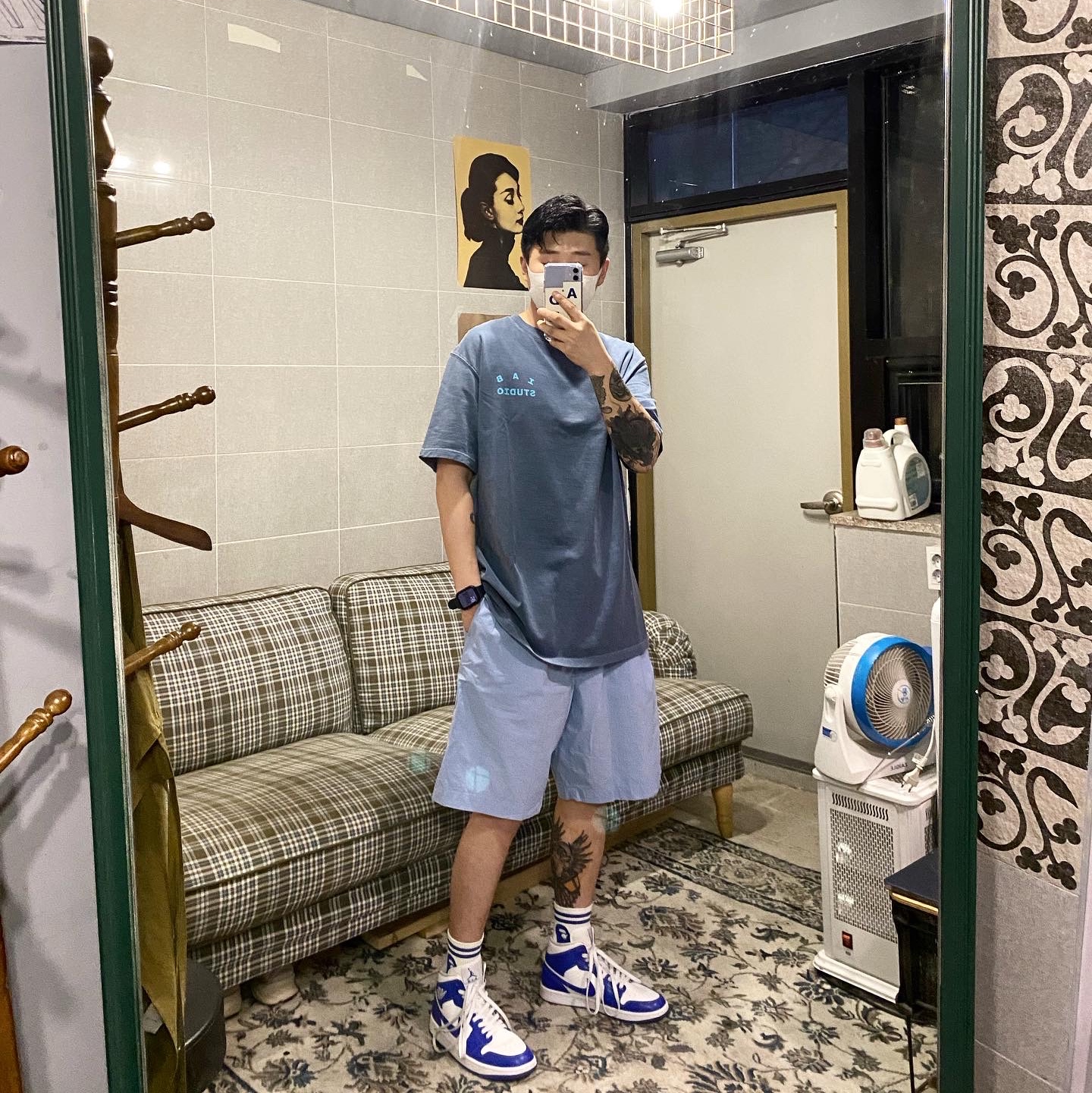 (W) Jordan 1 Mid White Hyper Royal, IAB Studio Pigment T-Shirt Blue 착용 스타일