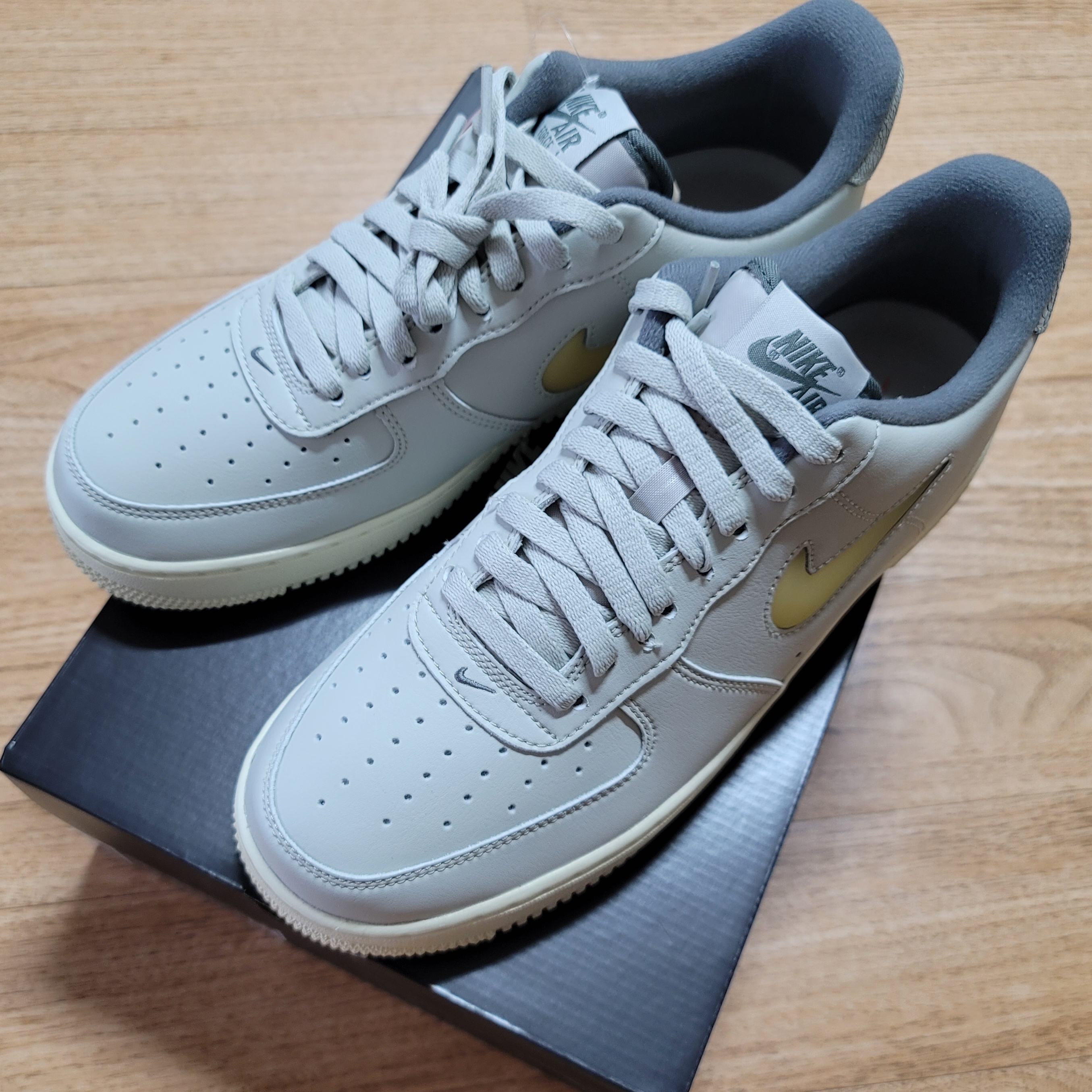 Nike Air Force 1 '07 LX Light Bone and Coconut Milk 착용 스타일 - 4