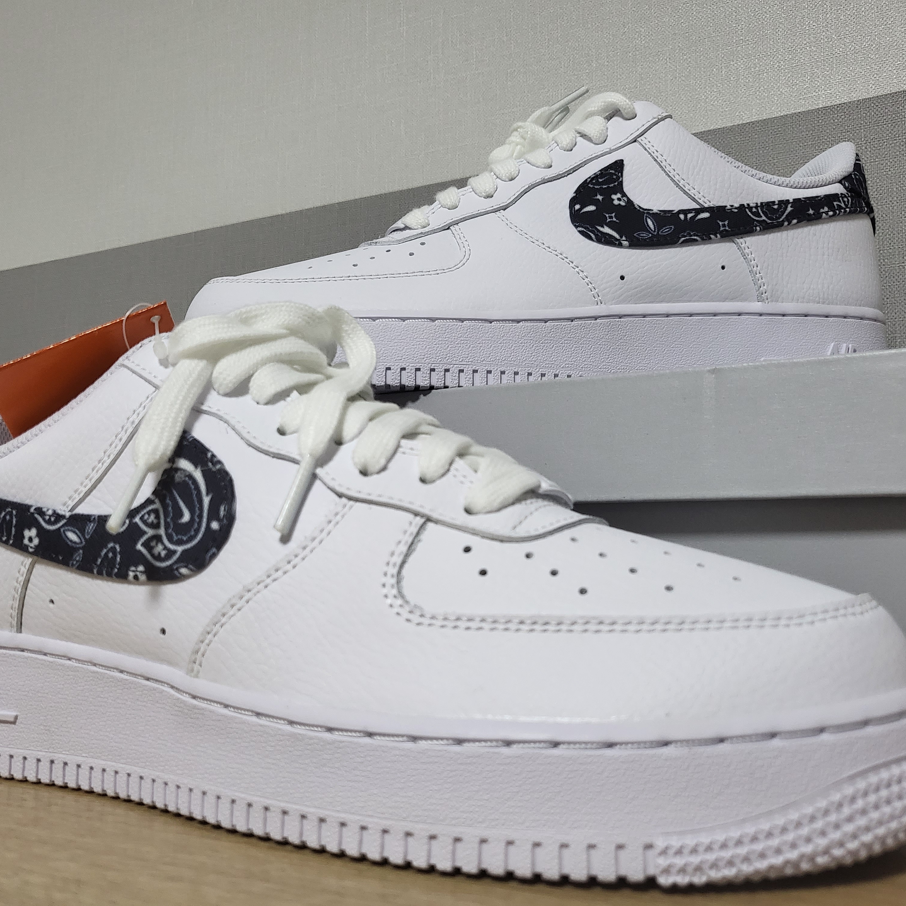 (W) Nike Air Force 1 '07 Essential Paisley Swoosh White Black 착용 스타일 - 2