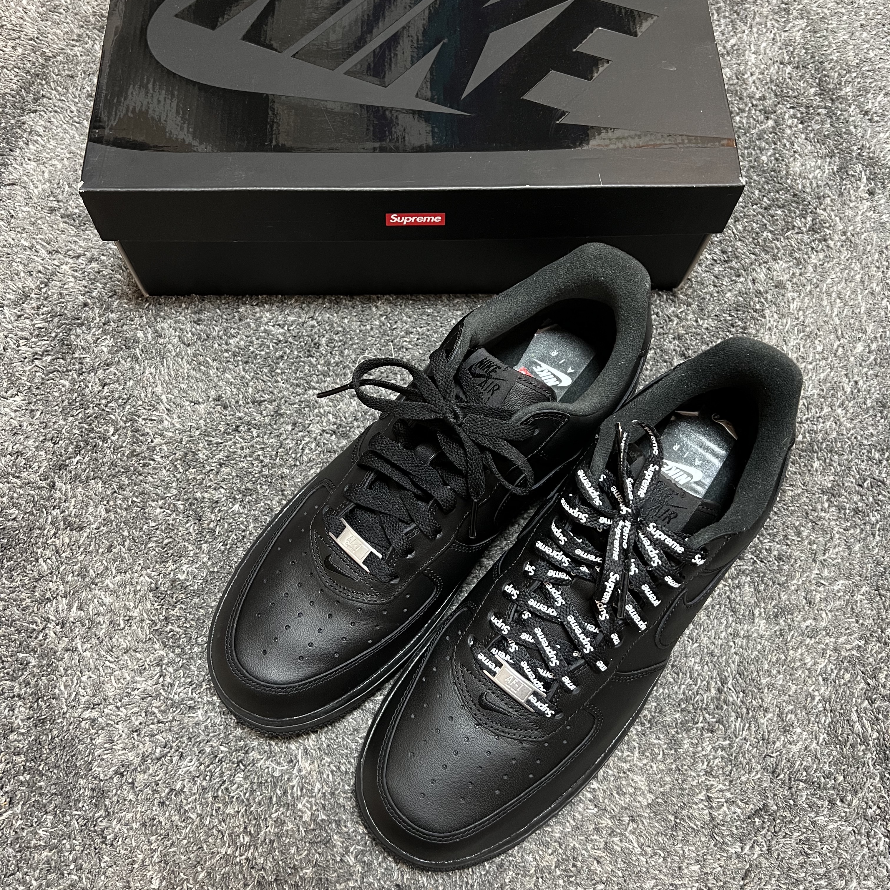 Nike x Supreme Air Force 1 Low Black 착용 스타일