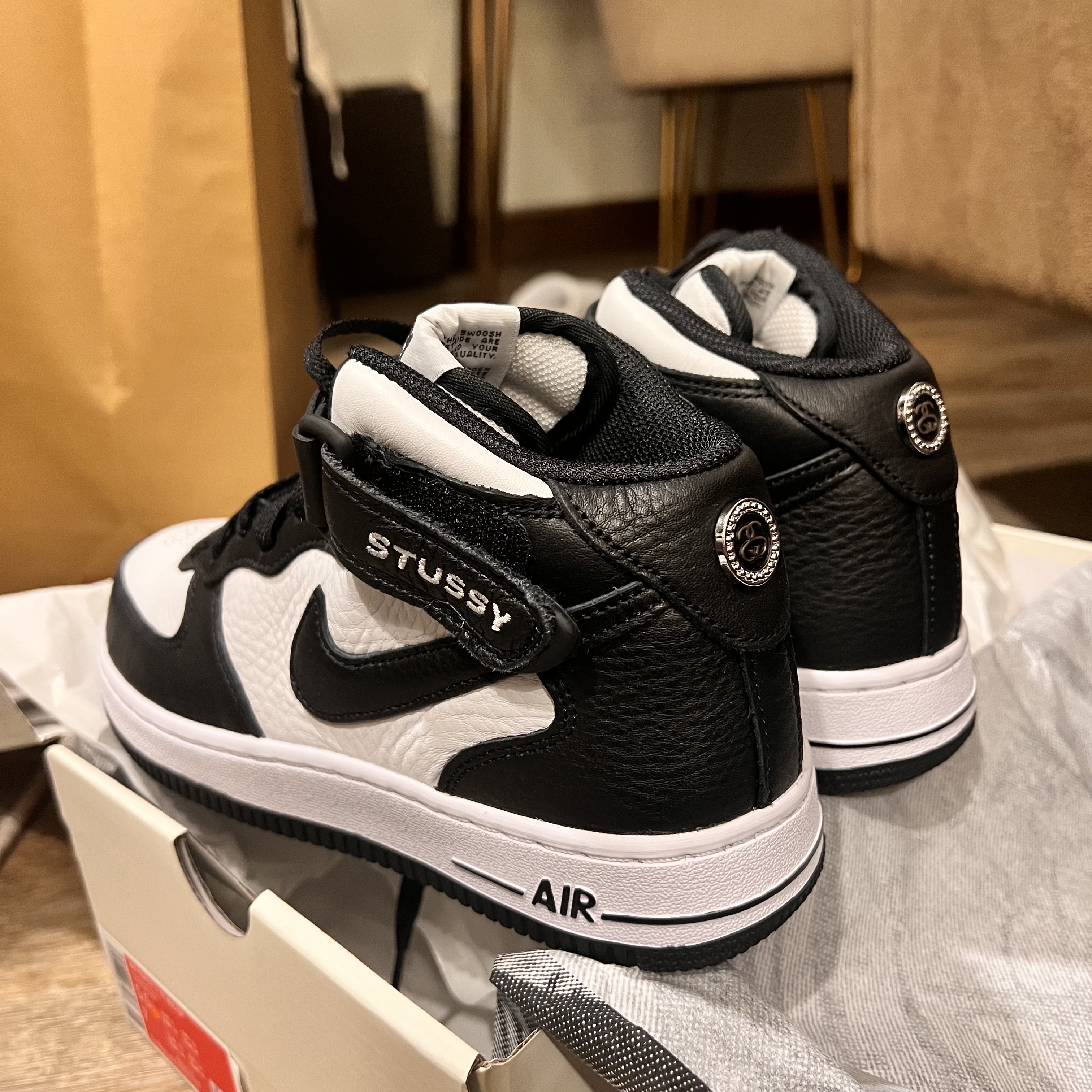 Nike x Stussy Air Force 1 '07 Mid SP Black and Light Bone 착용 스타일 - 1