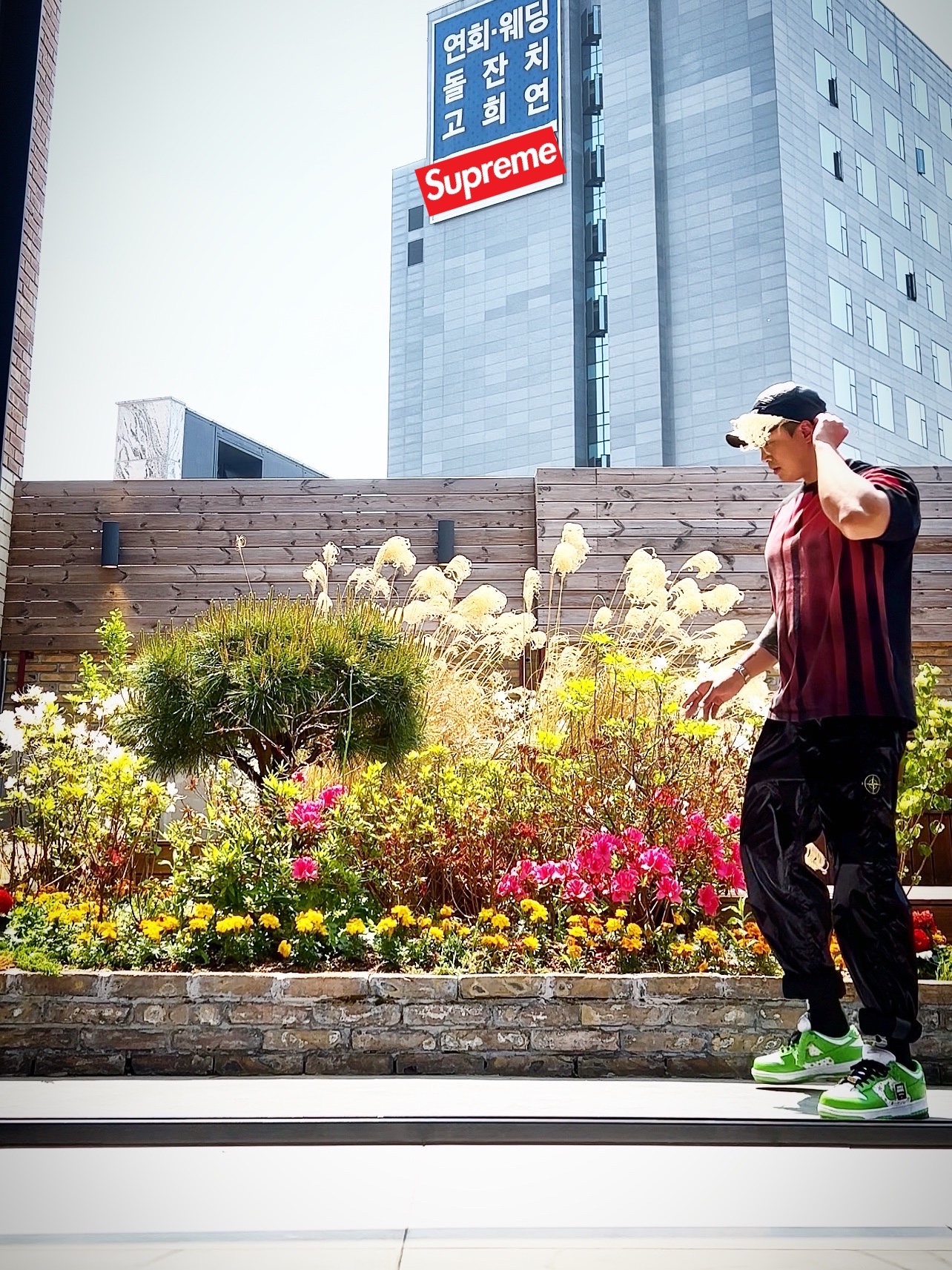 Supreme Leather Camp Cap Black - 21SS, Supreme Bleed Logo S/S Top Black - 20FW 착용 스타일 - 2