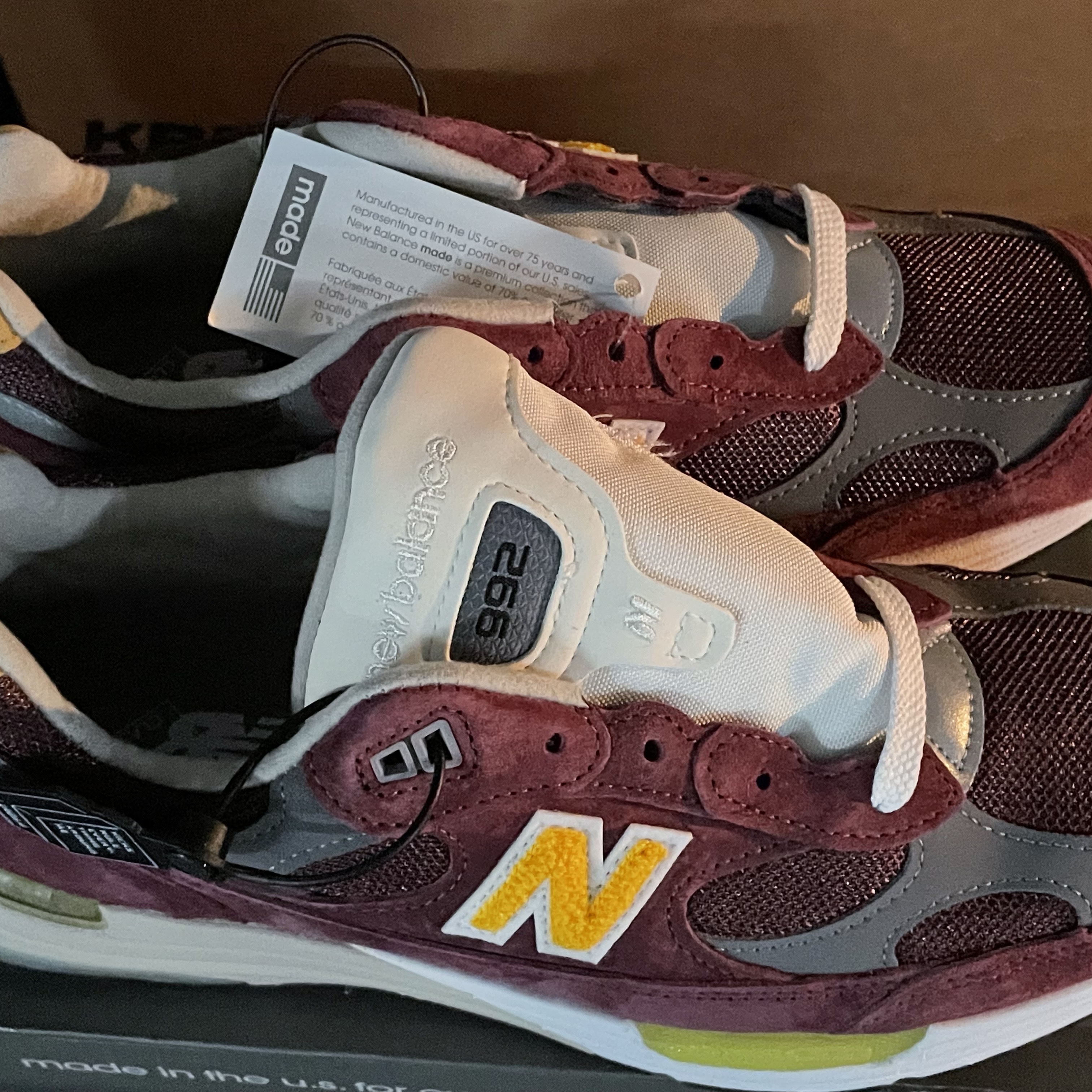 New Balance 992 Made in USA Burgundy Gold 착용 스타일