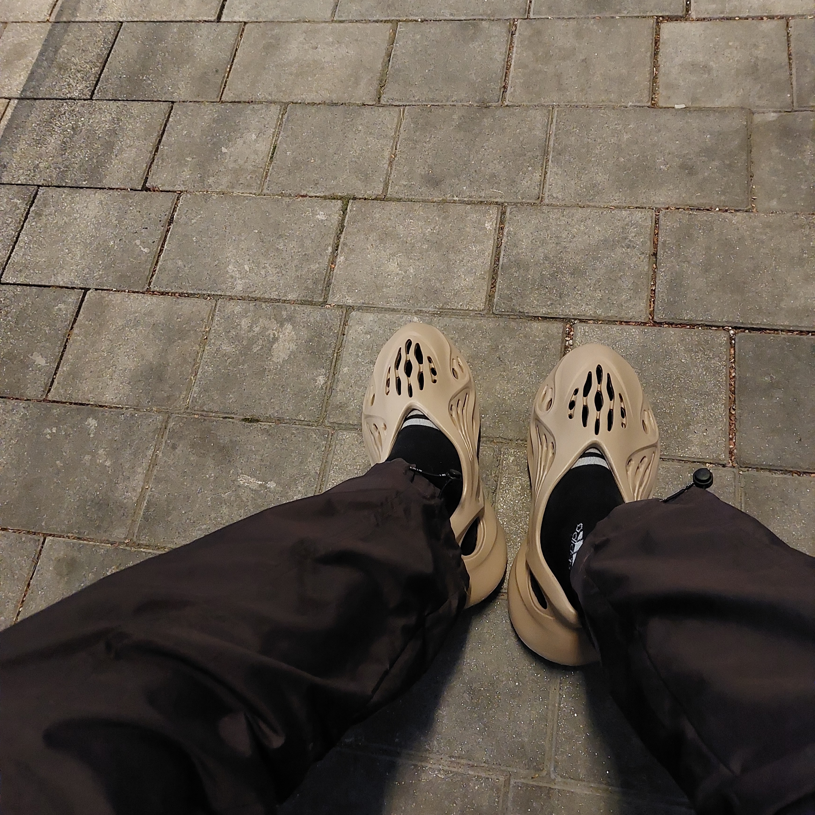 Adidas Yeezy Foam RNNR Mist 착용 스타일 - 2