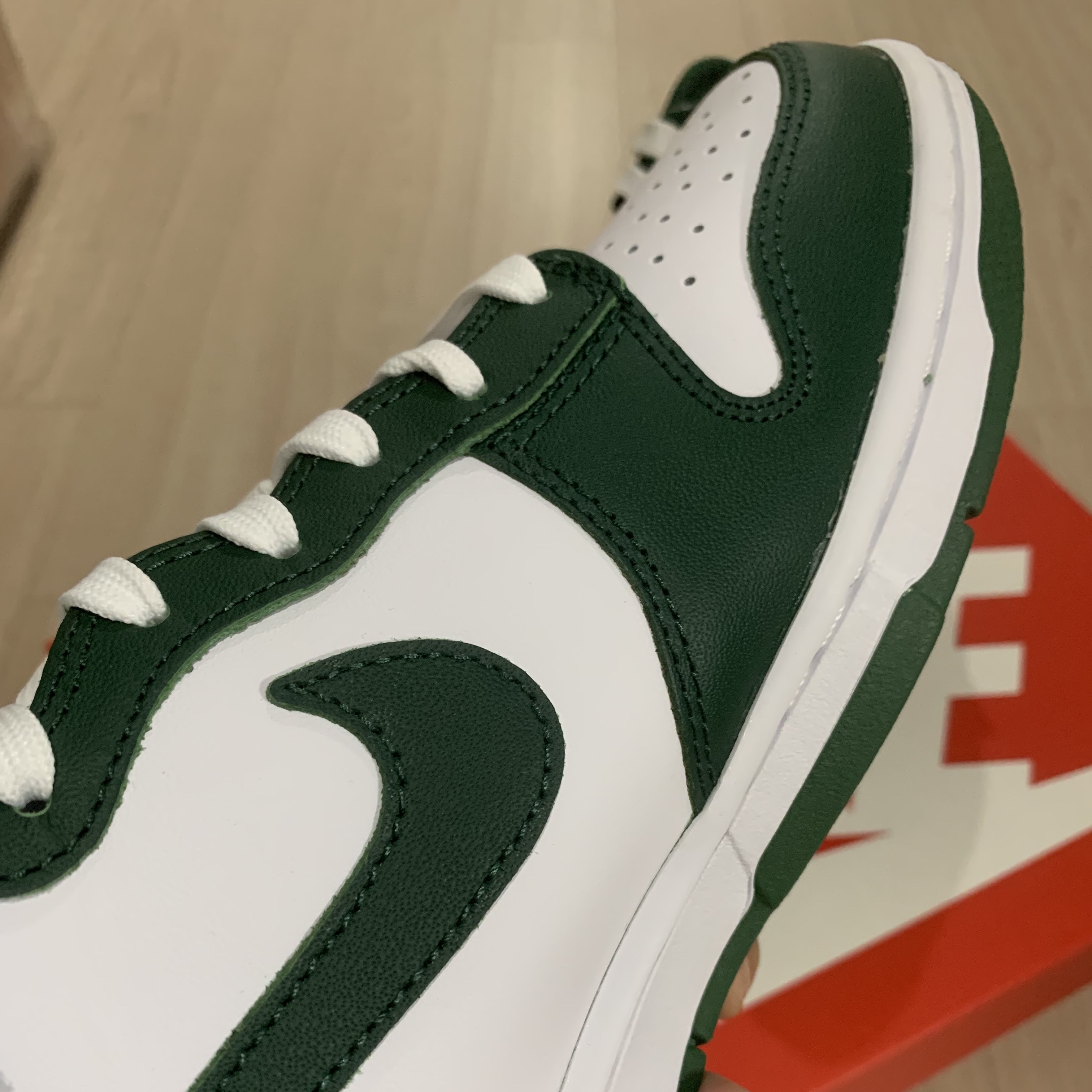 Nike Dunk High Retro Noble Green 착용 스타일 - 3