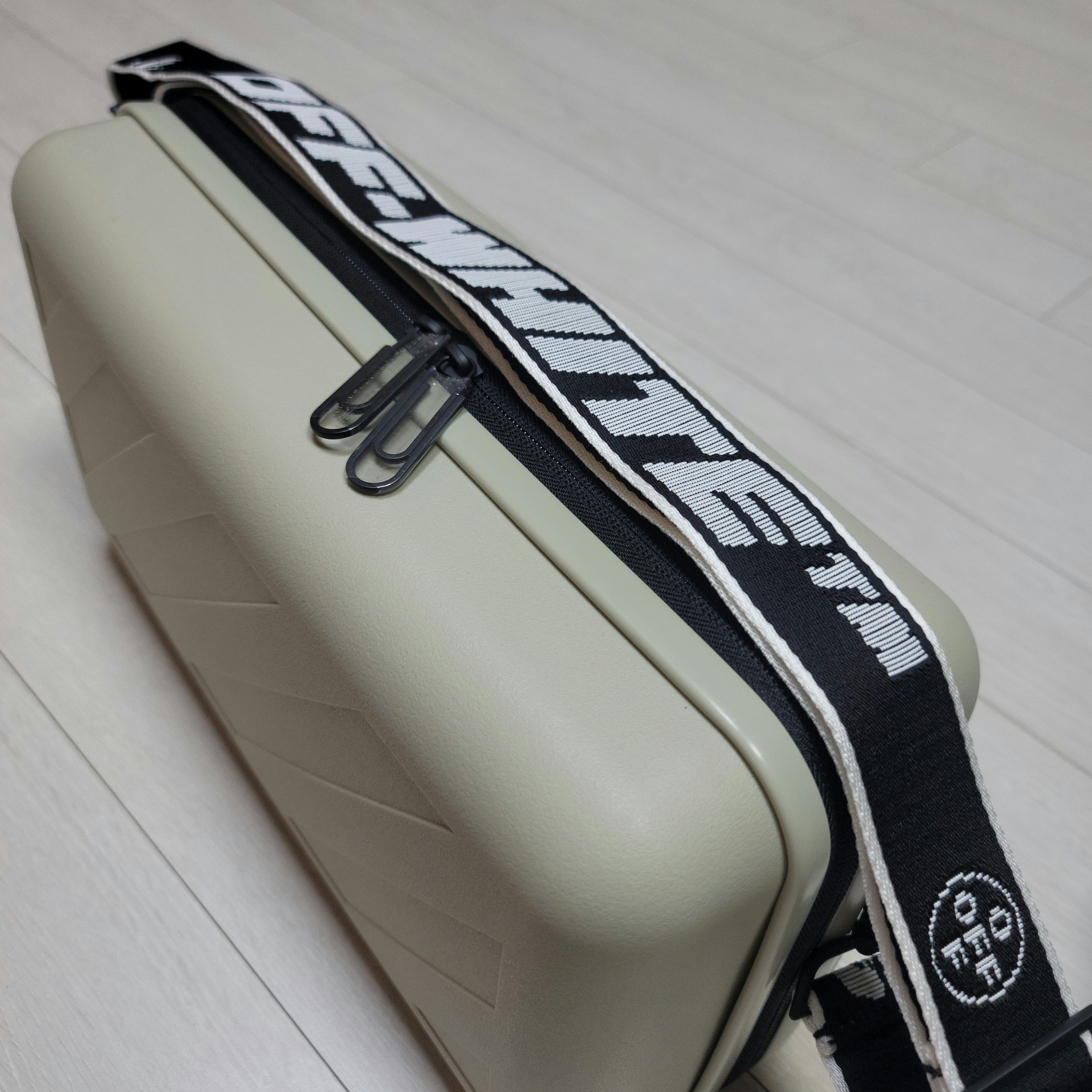 Off-White x Amore Pacific Protection Box (Without Cosmetics) 착용 스타일 - 1