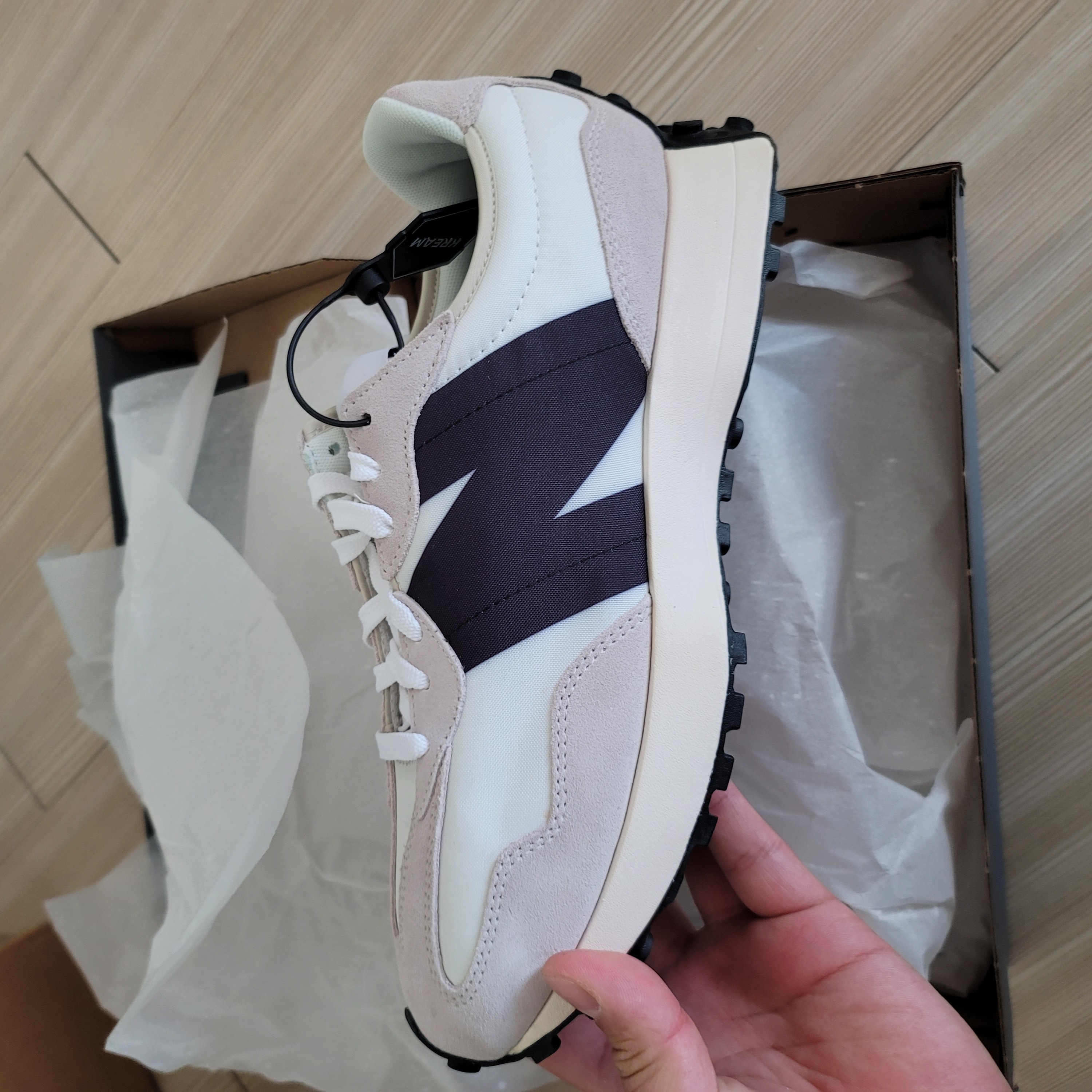 New Balance 327 White Black 착용 스타일 - 4