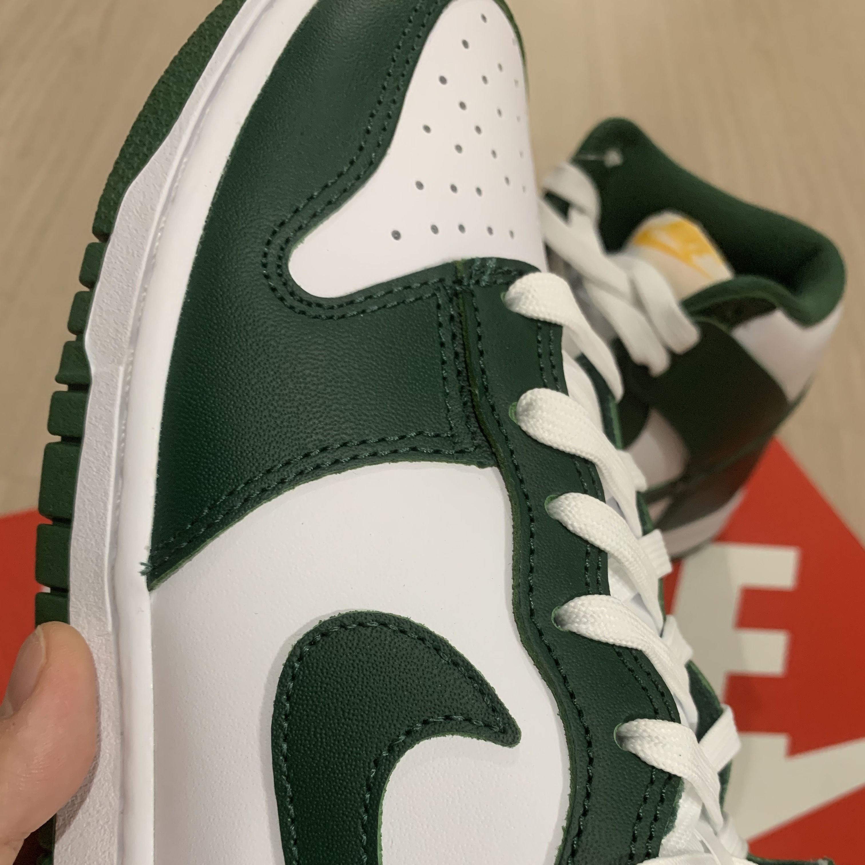 Nike Dunk High Retro Noble Green 착용 스타일 - 2