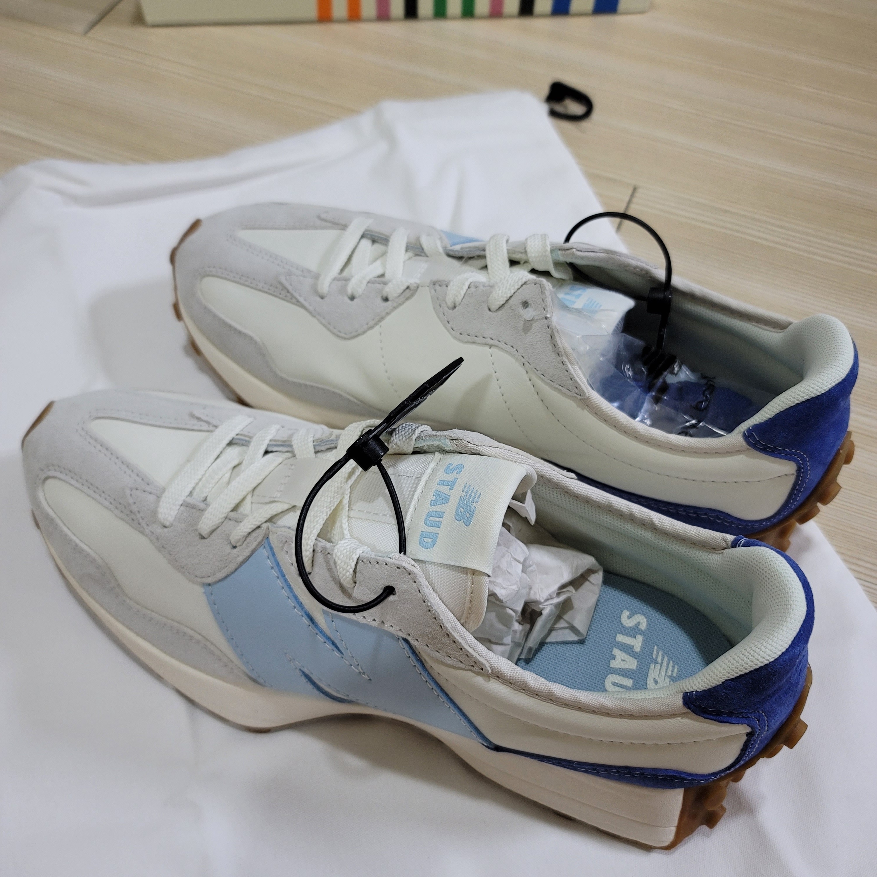 New Balance x Staud 327 Sea Salt Atlantic 착용 스타일 - 1