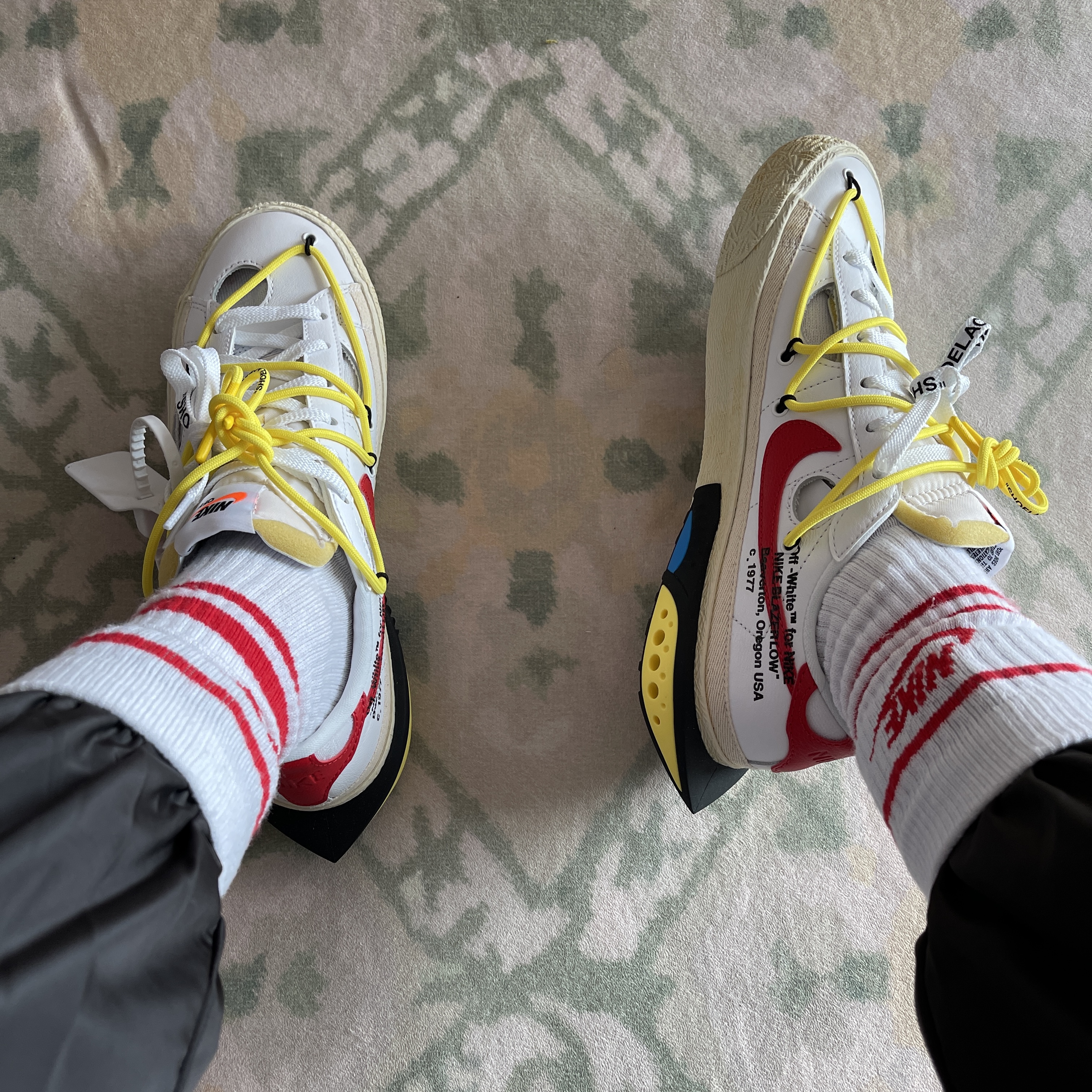 Nike x Off-White Blazer Low '77 White and University Red 착용 스타일 - 2