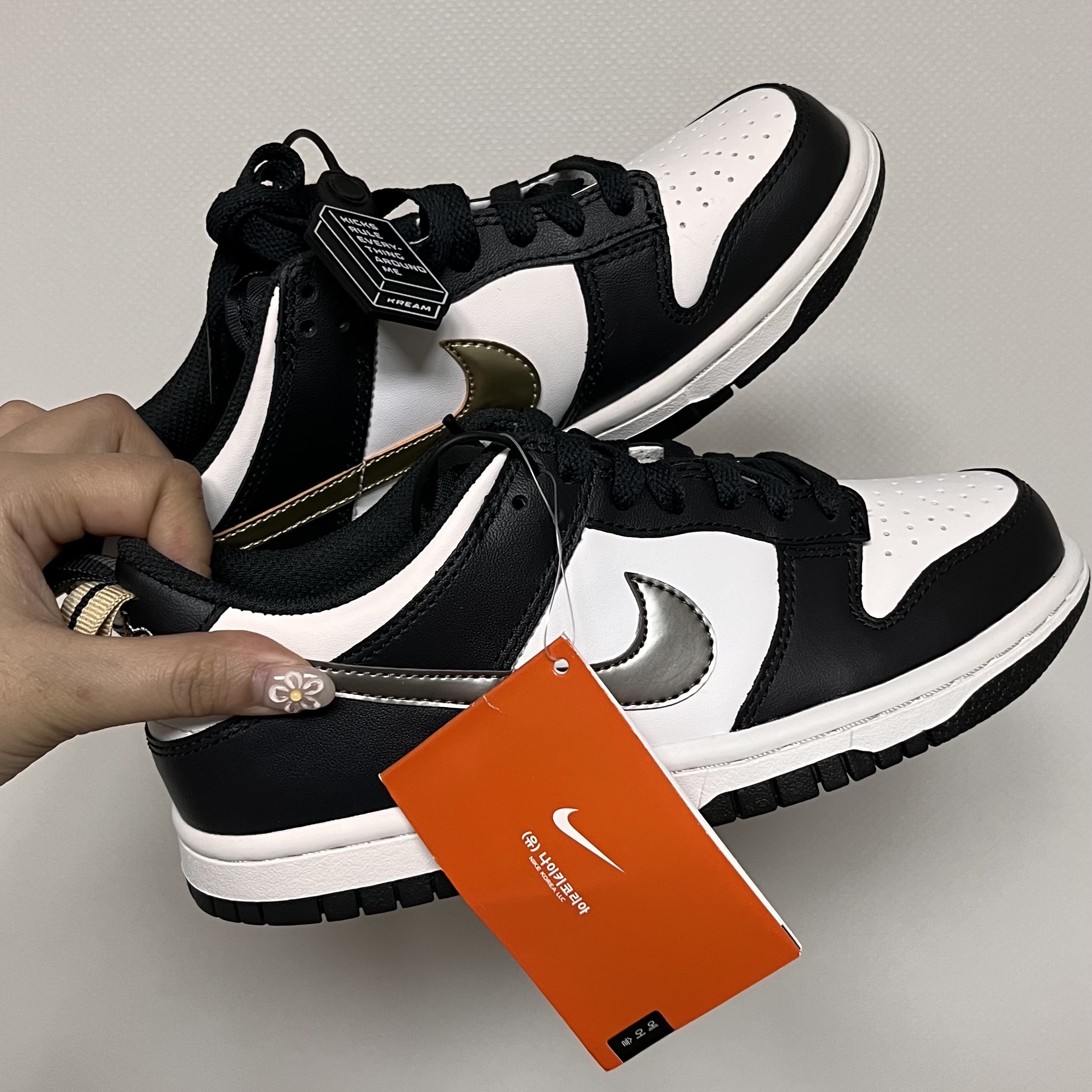 (GS) Nike Dunk Low SE Off Noir Summit White Metallic Pewter 착용 스타일