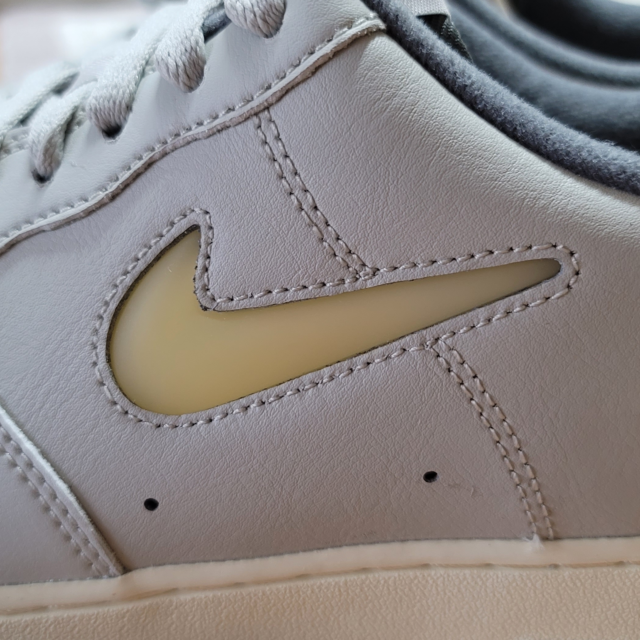 Nike Air Force 1 '07 LX Light Bone and Coconut Milk 착용 스타일 - 1