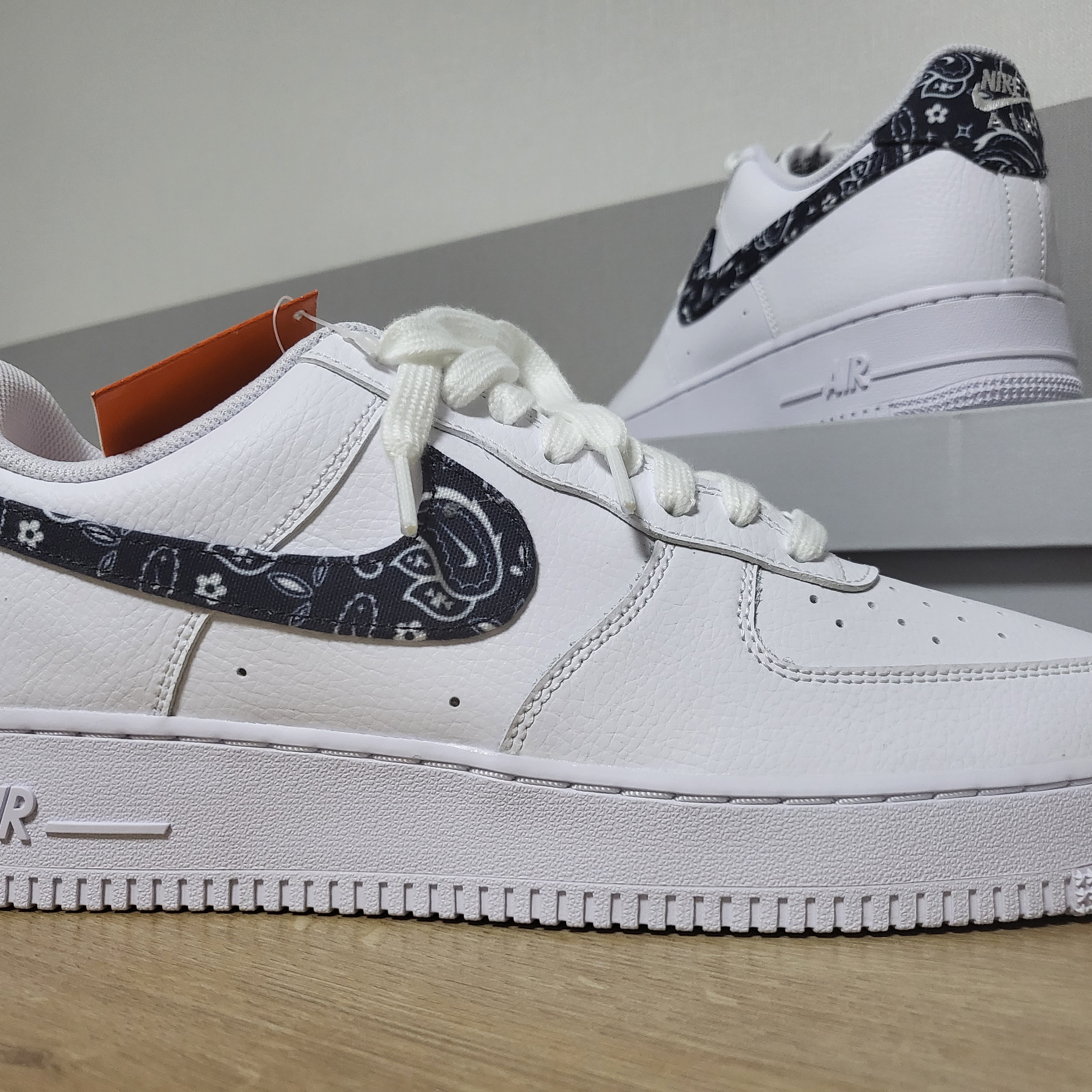 (W) Nike Air Force 1 '07 Essential Paisley Swoosh White Black 착용 스타일 - 3