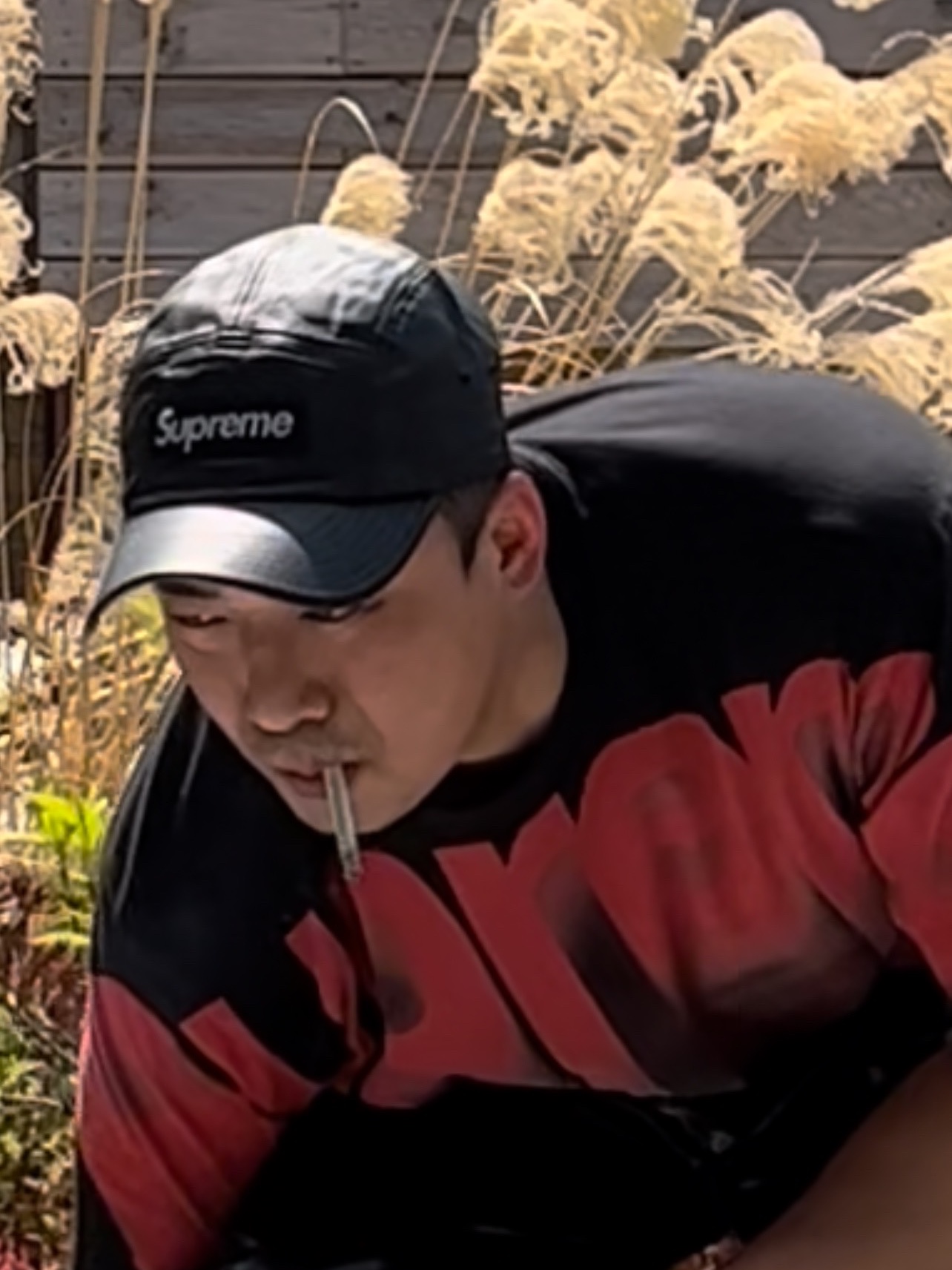 Supreme Leather Camp Cap Black - 21SS, Supreme Bleed Logo S/S Top Black - 20FW 착용 스타일 - 5