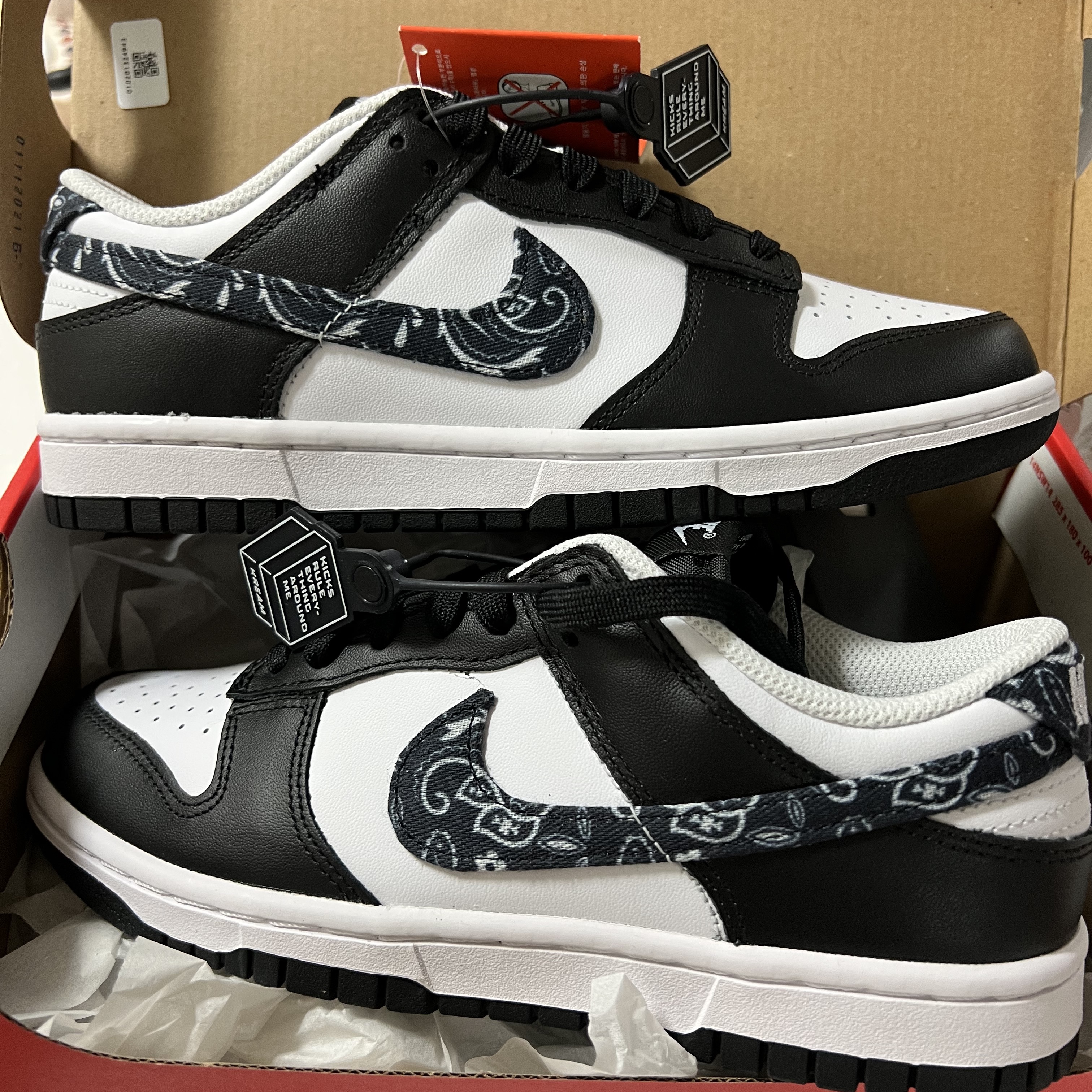 (W) Nike Dunk Low Essential Black Paisley 착용 스타일