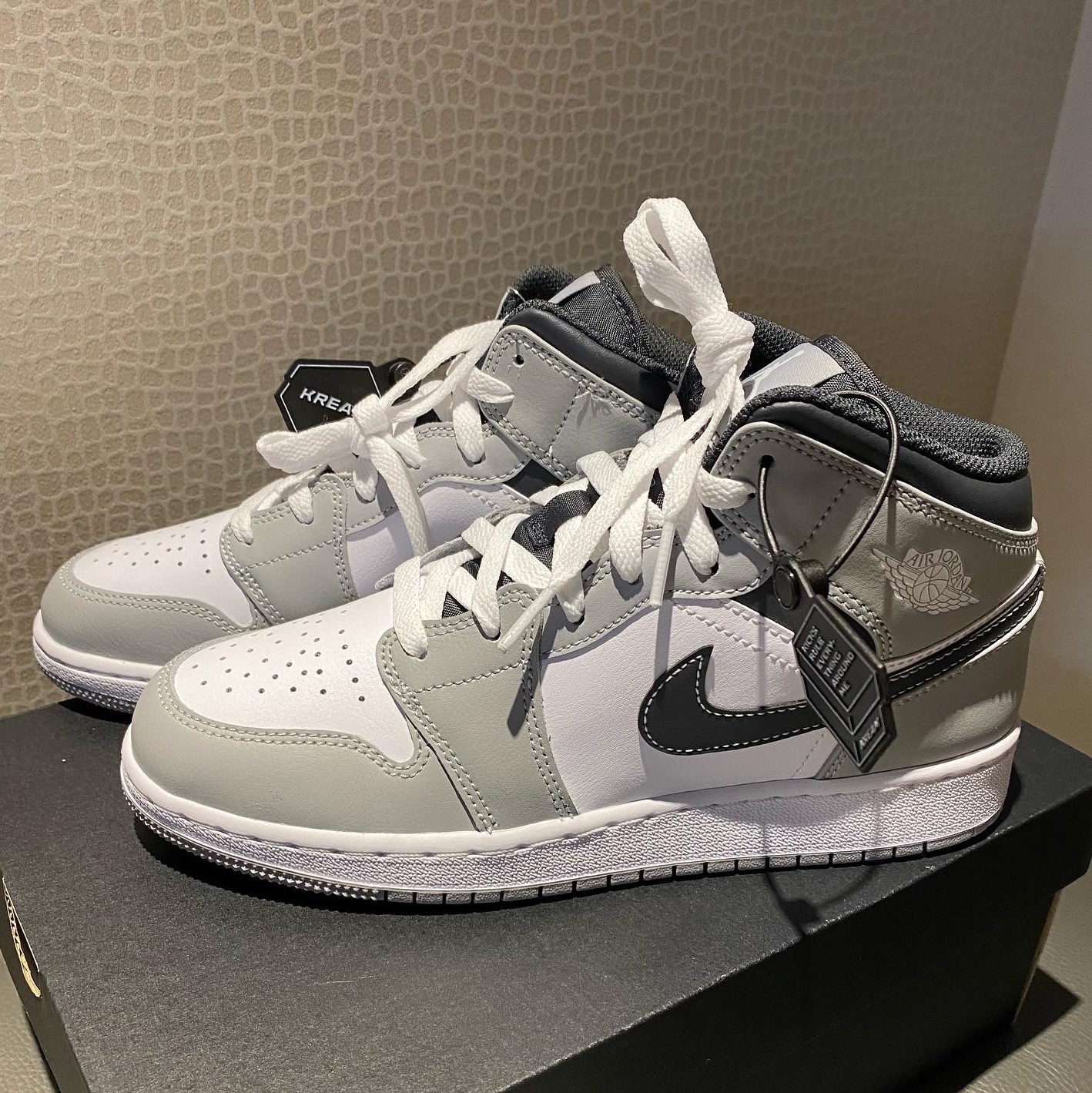 (GS) Jordan 1 Mid Light Smoke Grey Anthracite 착용 스타일 - 2