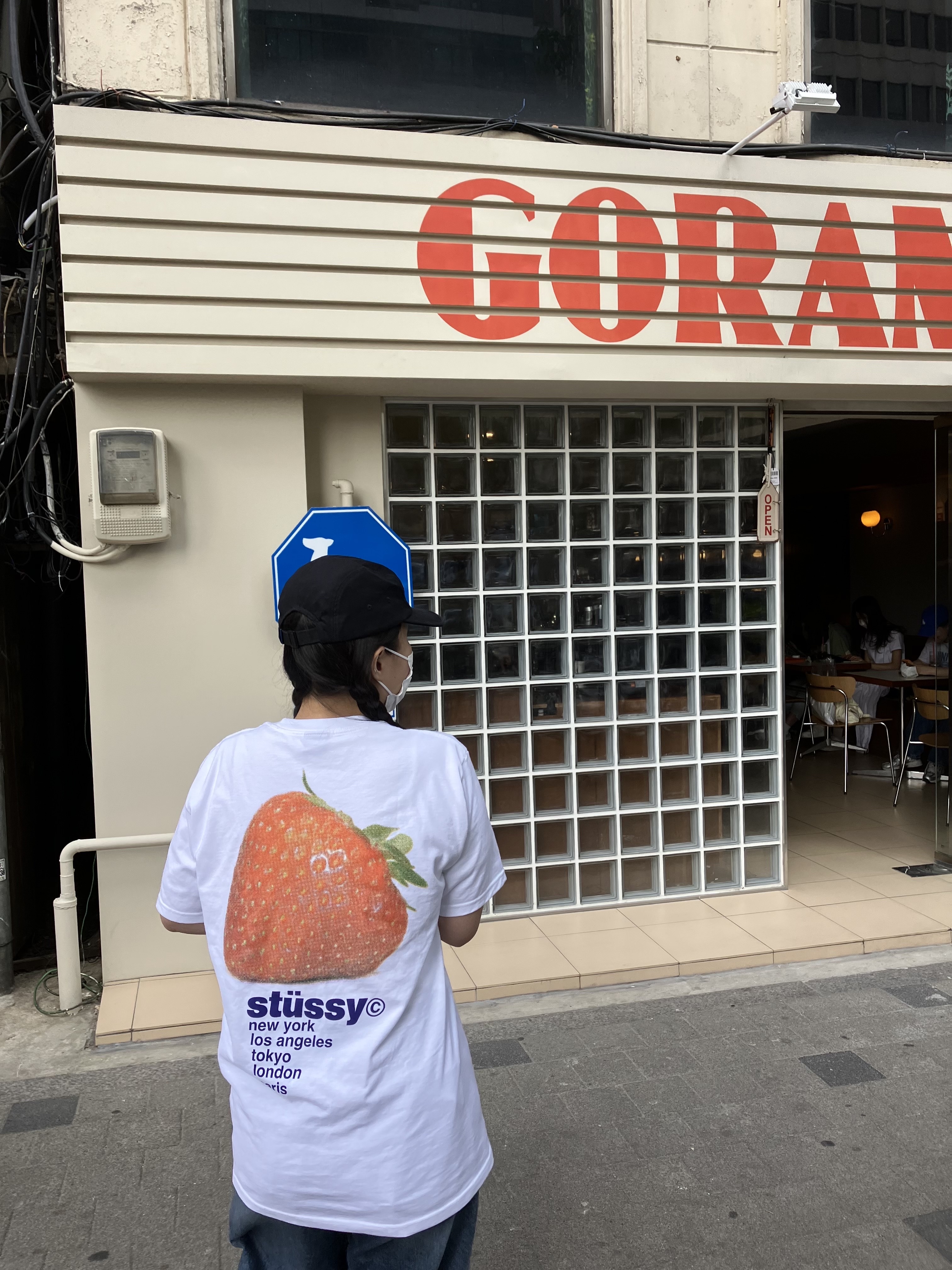 Stussy Strawberry T-Shirt White 착용 스타일 - 2